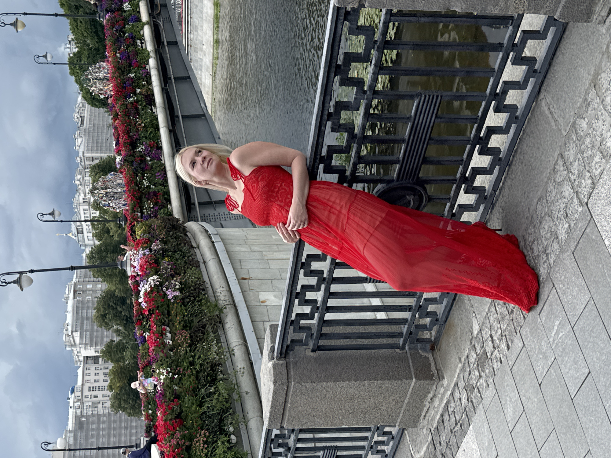 A quiet afternoon along the Moscow River embankment