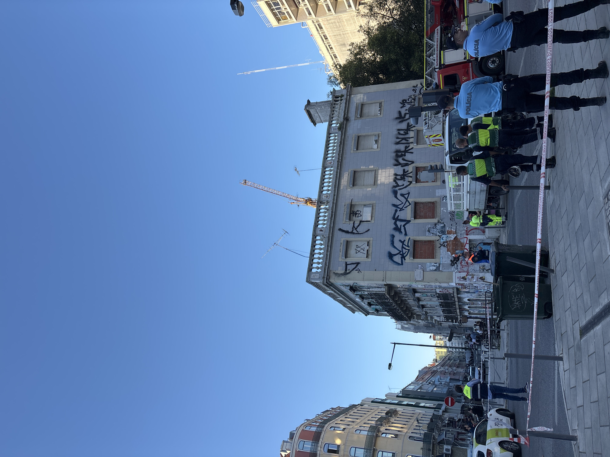 Police cordon off Lisbon street with emergency response