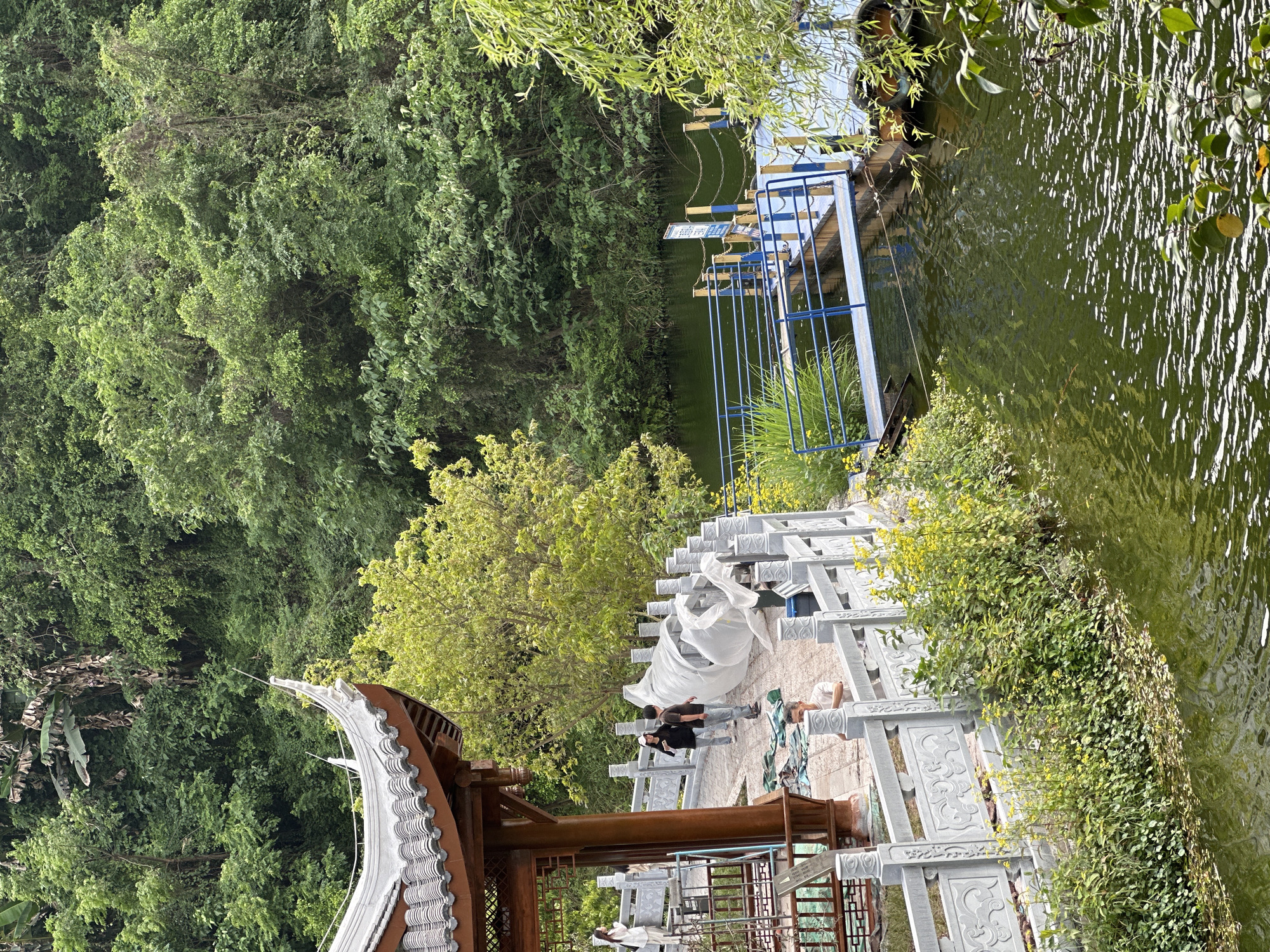 Morning life unfolds at Liangjiang park and waterside areas