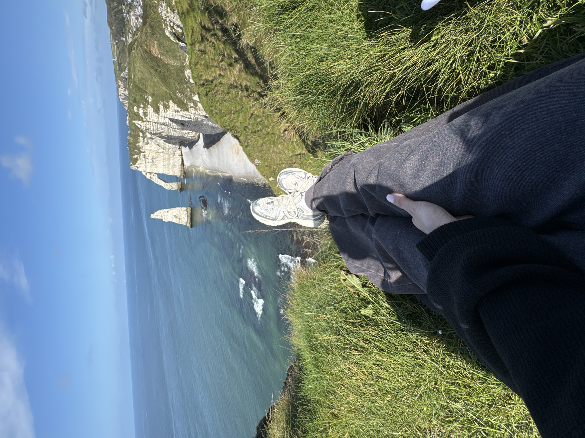 Tourist enjoys clifftop views during Étretat visit