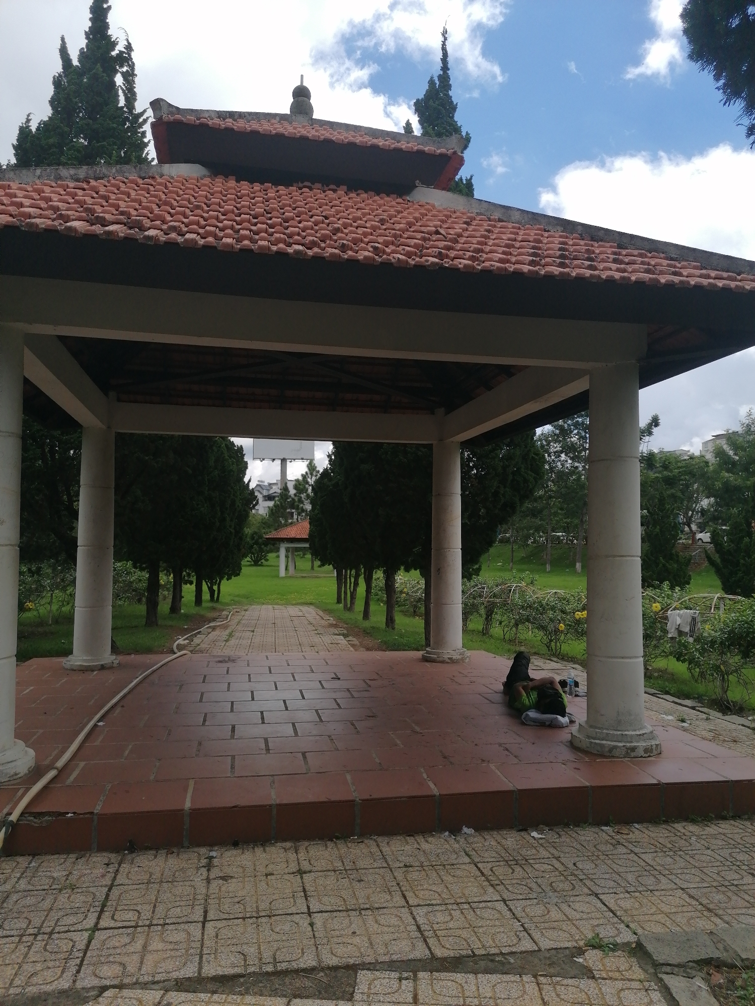 Morning scenes captured in Da Lat pavilions and streets