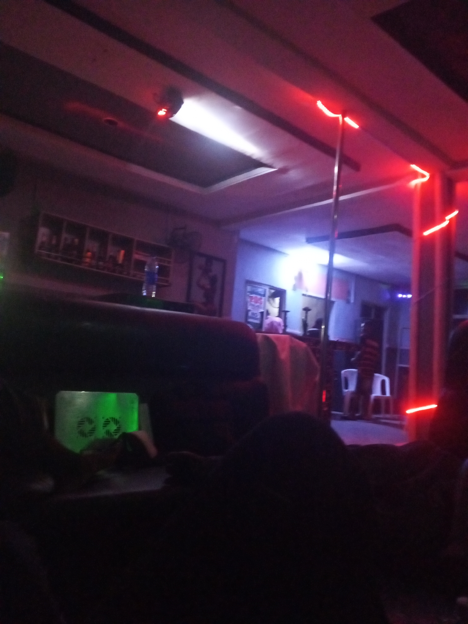 Nightclub scene documented by witnesses during early morning hours