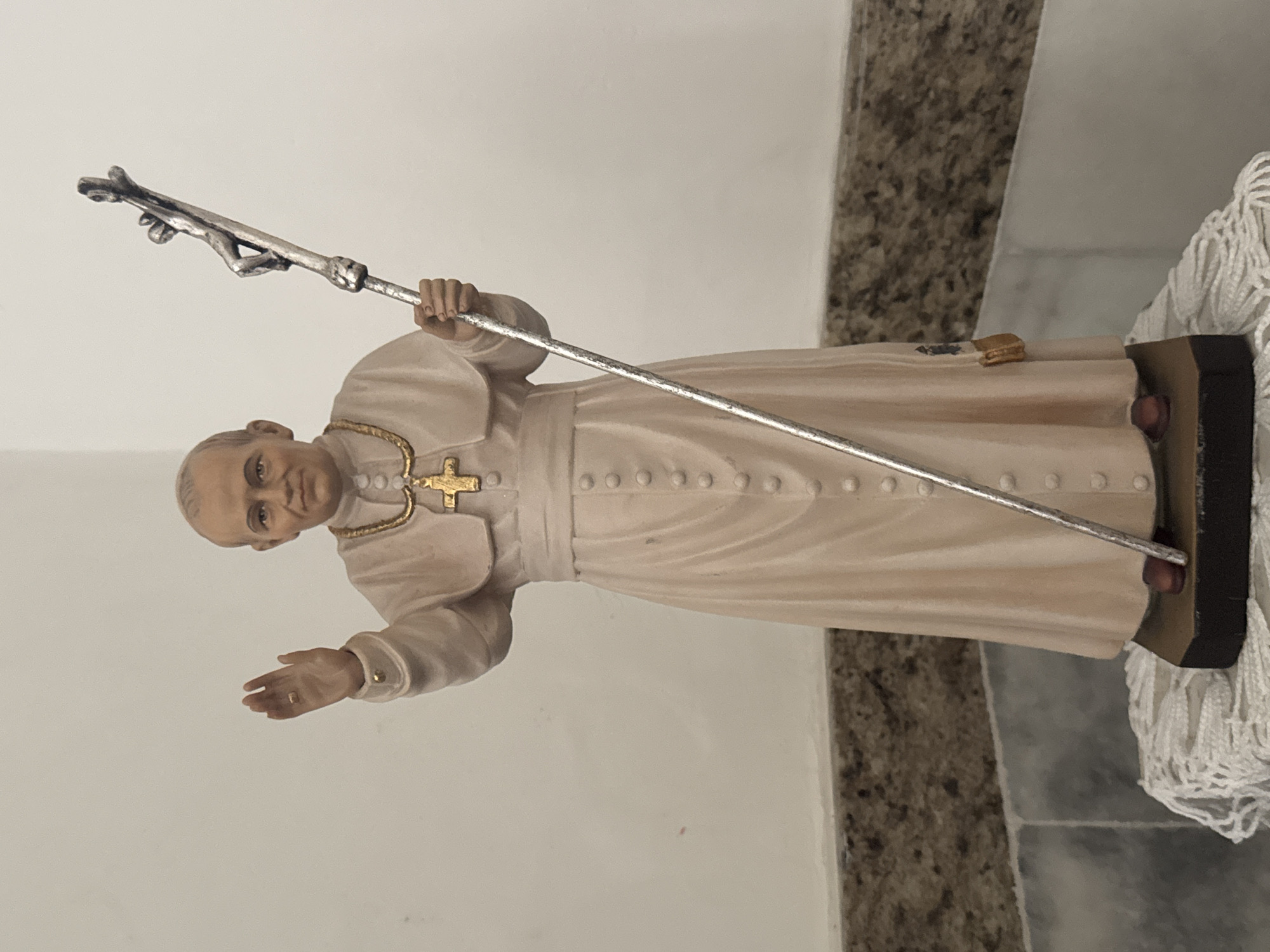 Inside a Niterói church: statues, altars, and religious art
