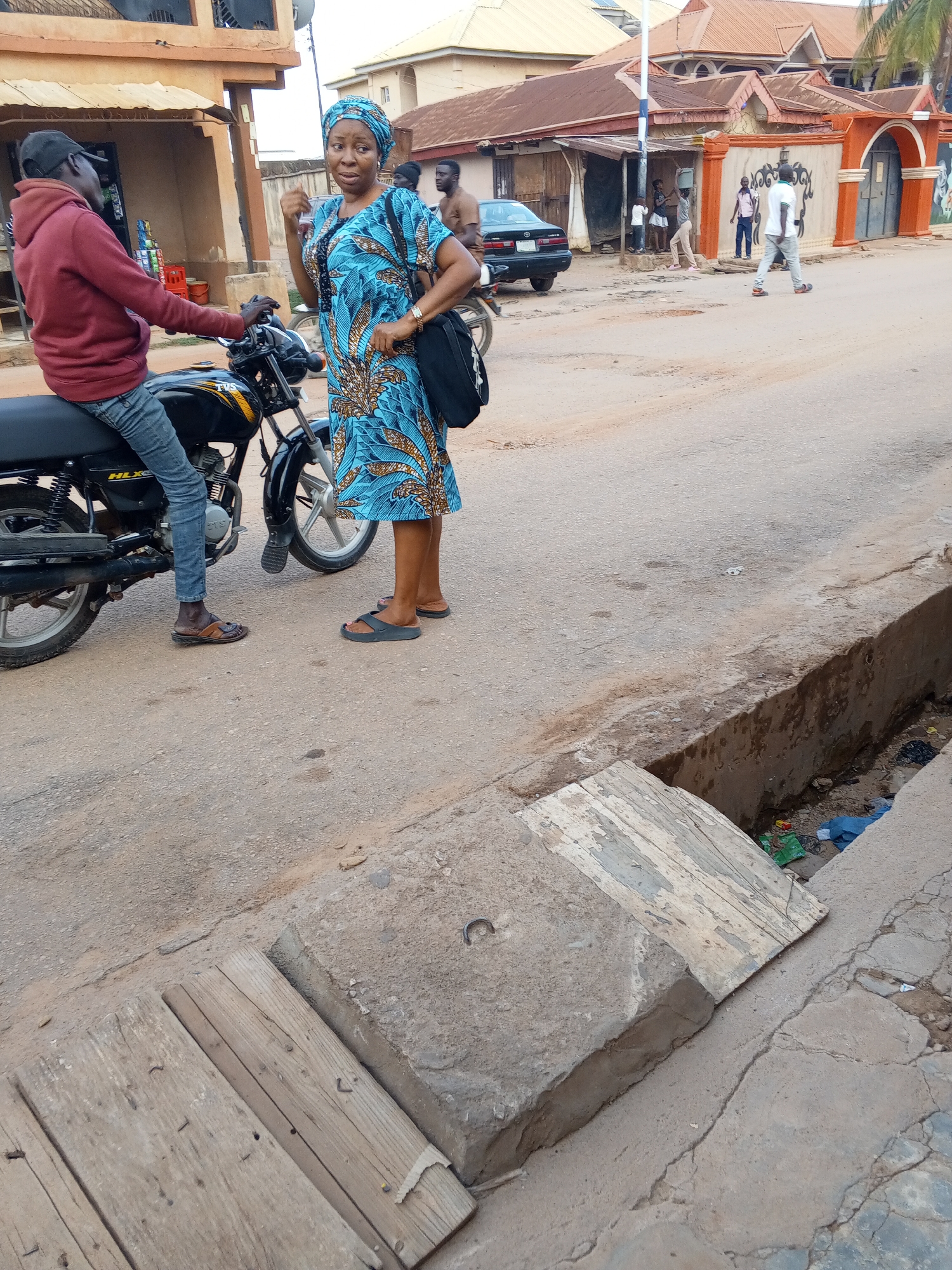 Daily life captured in Nigerian neighborhoods during afternoon hours