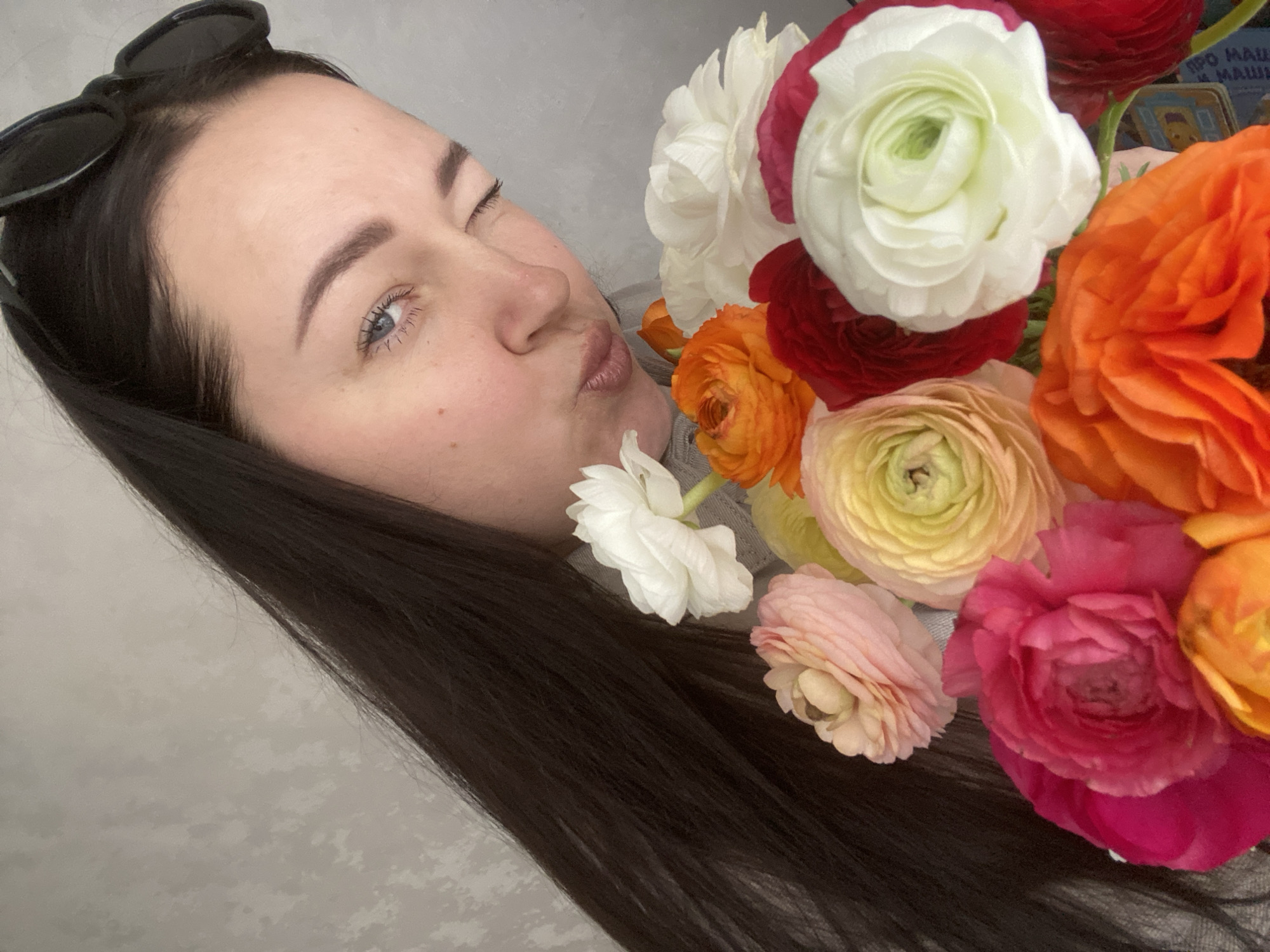 Woman documents morning routine with flowers, selfies in Sochi
