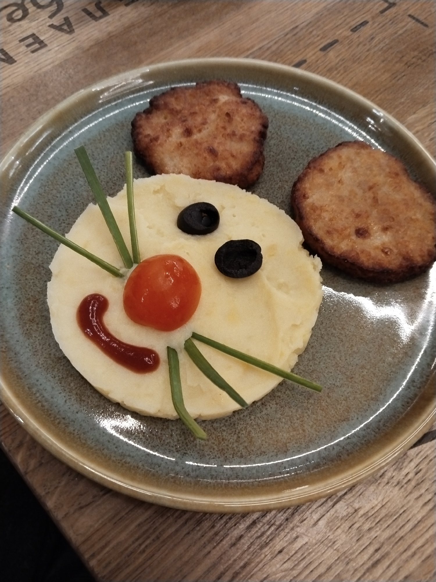 Cat-themed children's meal and tea documented at Murmansk café