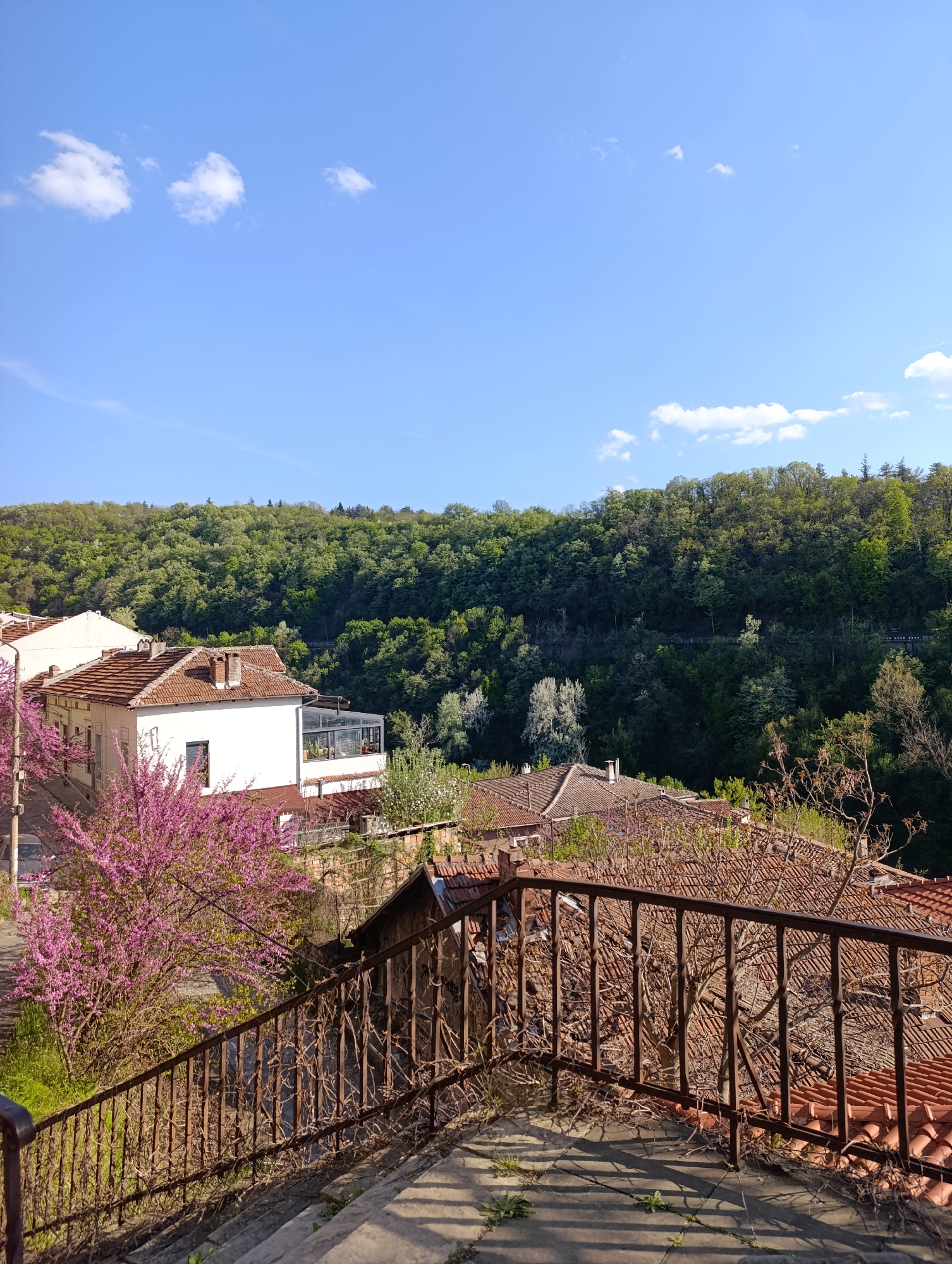 Tourist captures historic architecture views in Veliko Tarnovo, Bulgaria