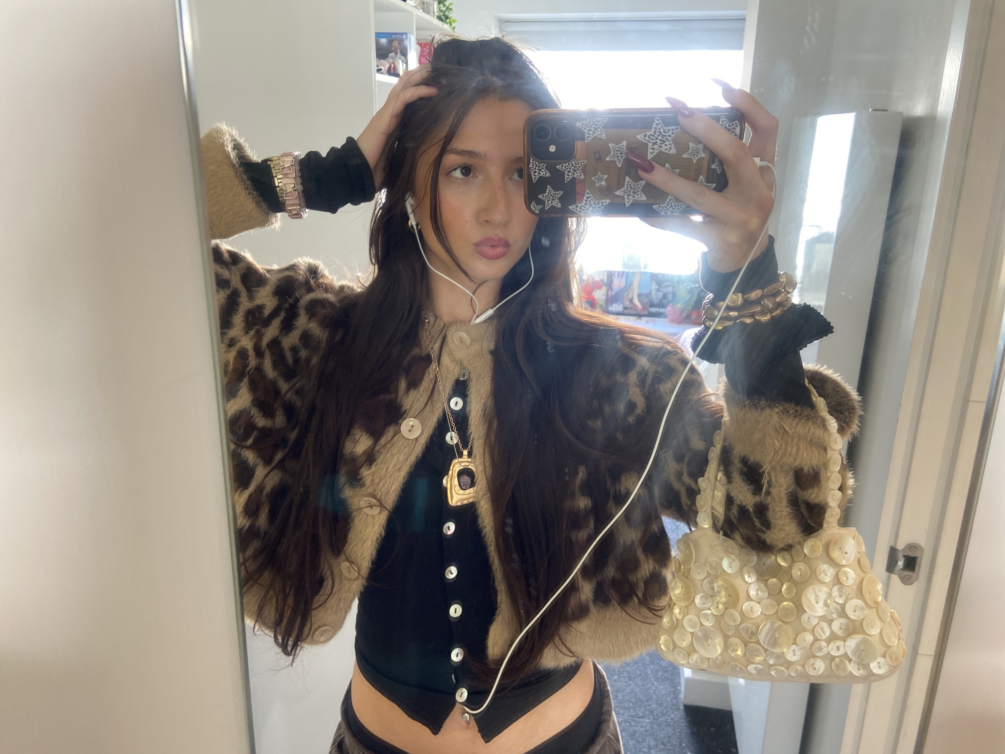 Woman documents afternoon routine in London bedroom selfie session