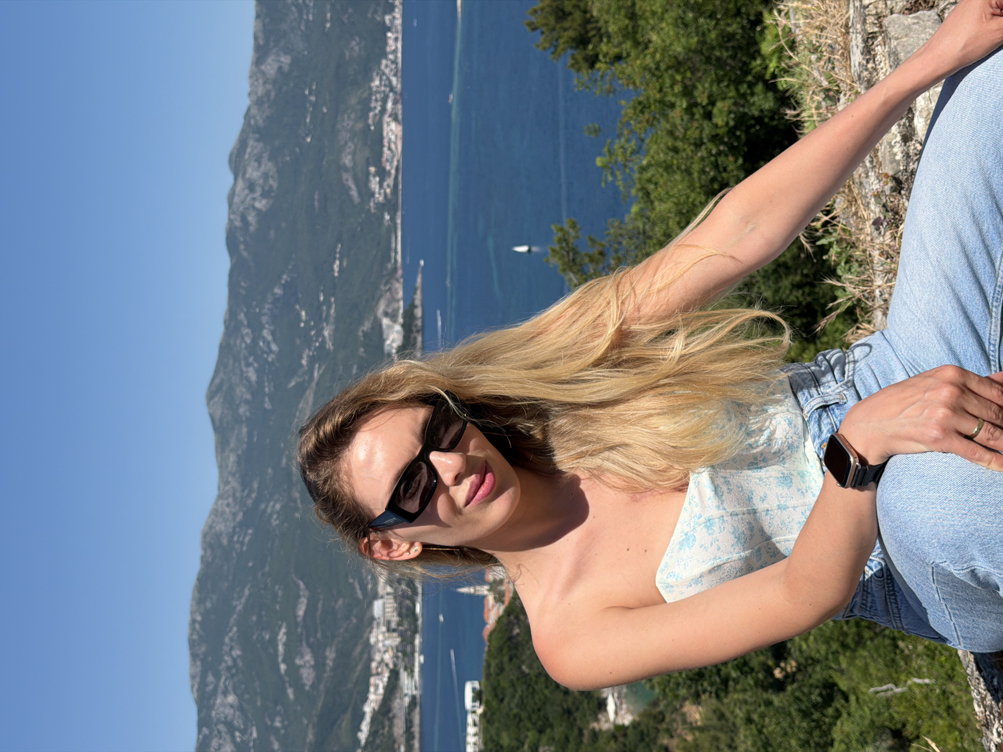 Woman photographed at multiple locations during Budva visit