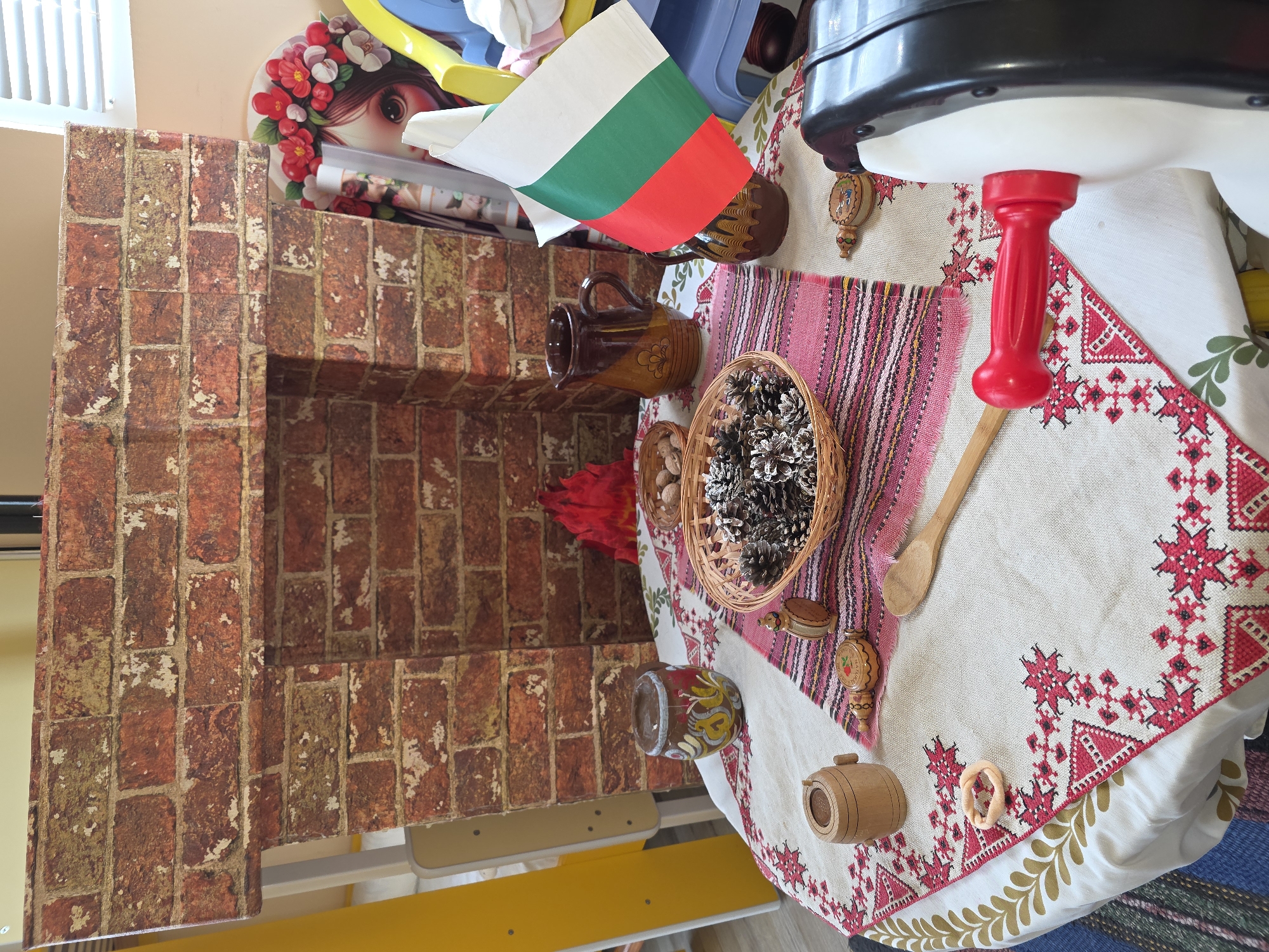 Homemade decorations and toy displays documented by witnesses