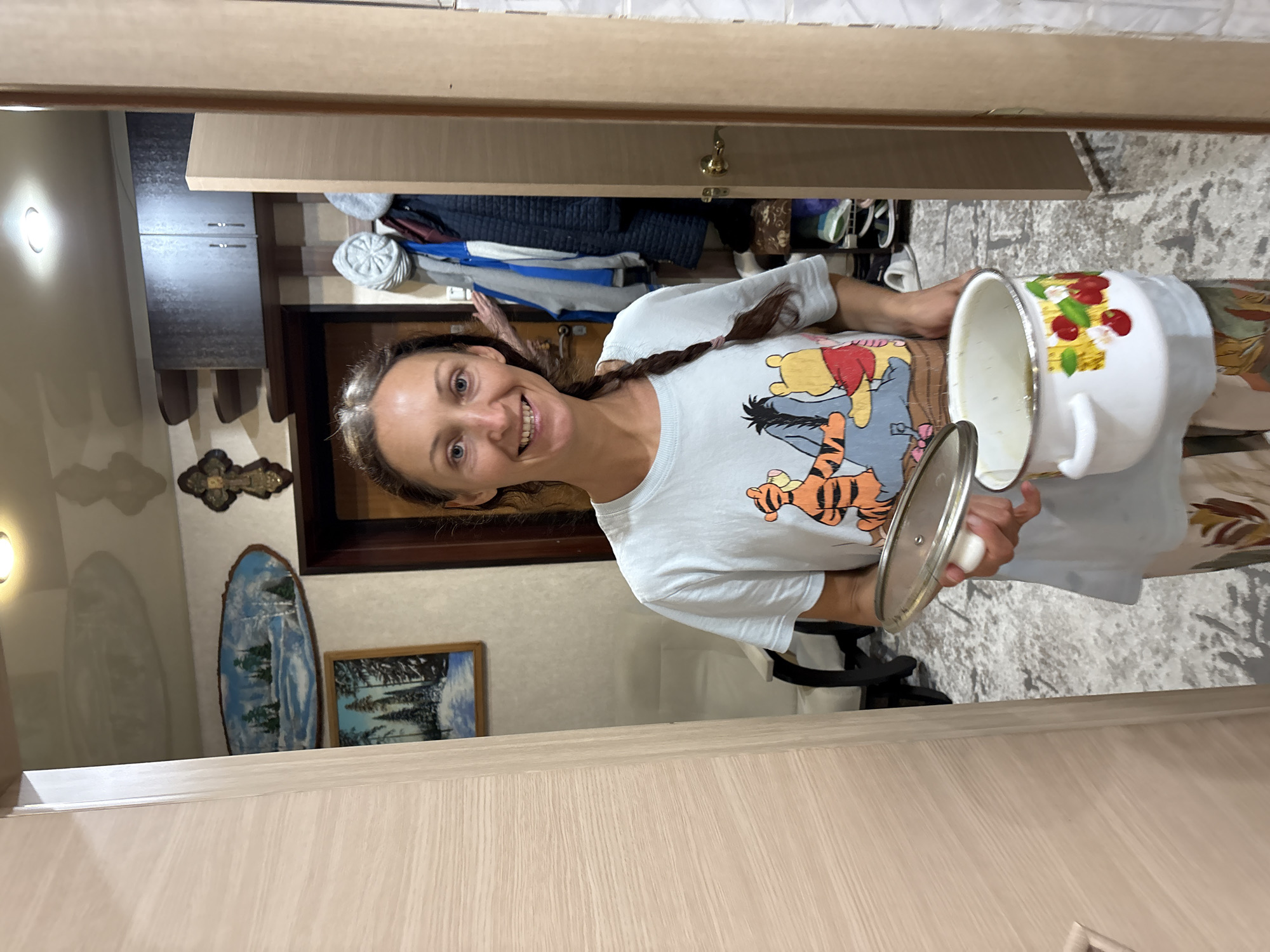 Domestic moments captured in Ulyanovsk home over one minute