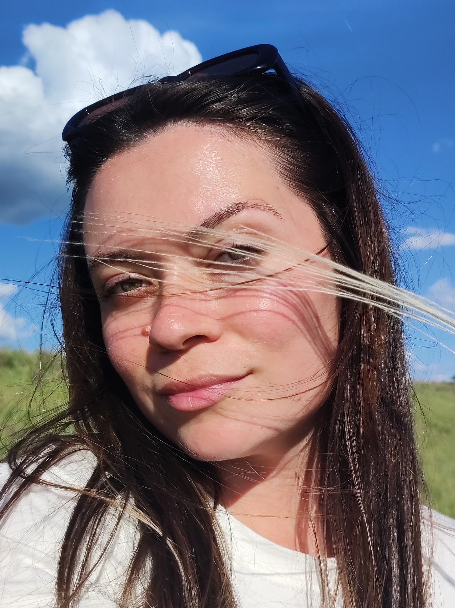 Sunny afternoon outdoor activities documented across Chaikovsky, Russia