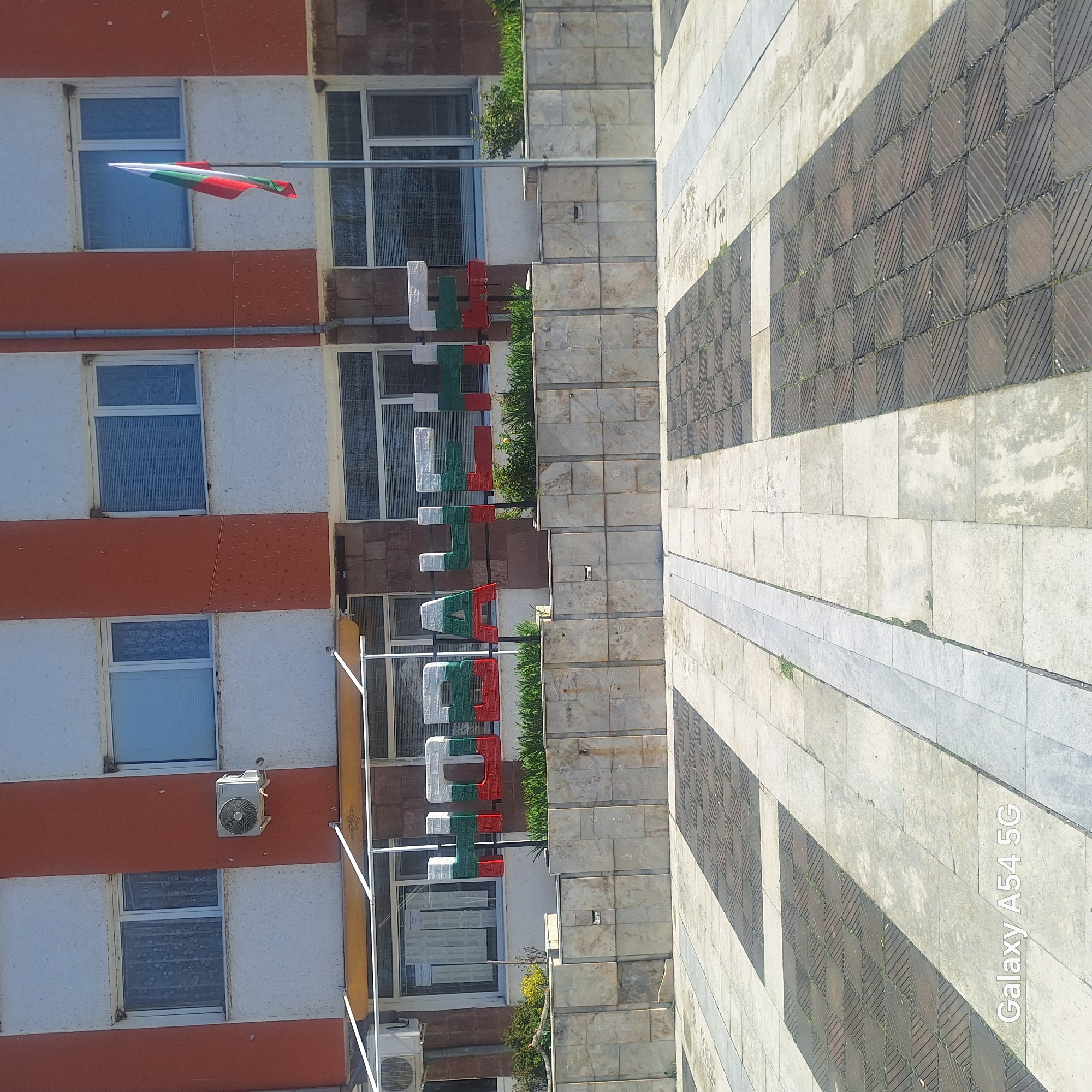 Striped building with Bulgarian flag observed in Novachene