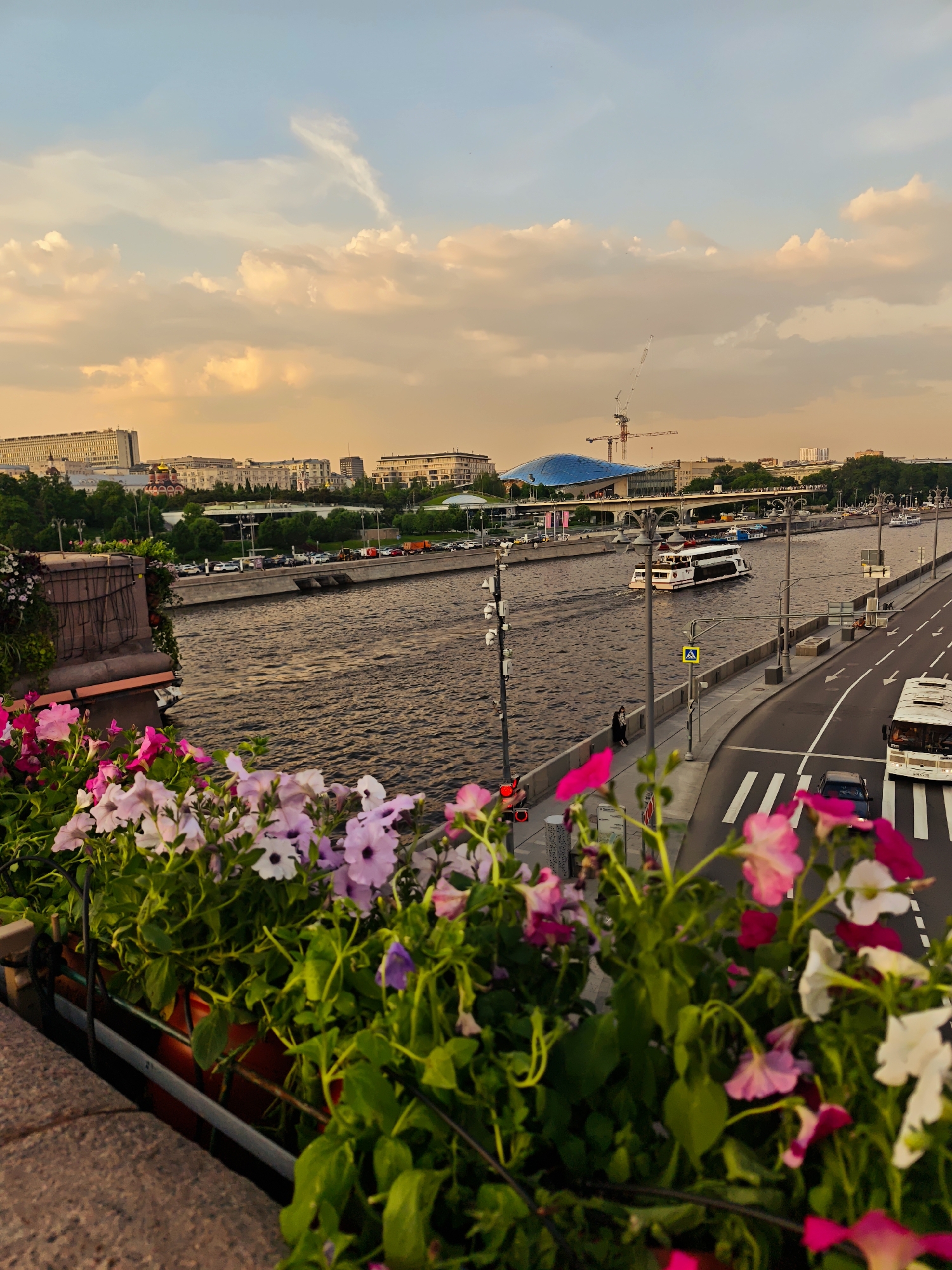 Moscow street life captured in afternoon memory fragments