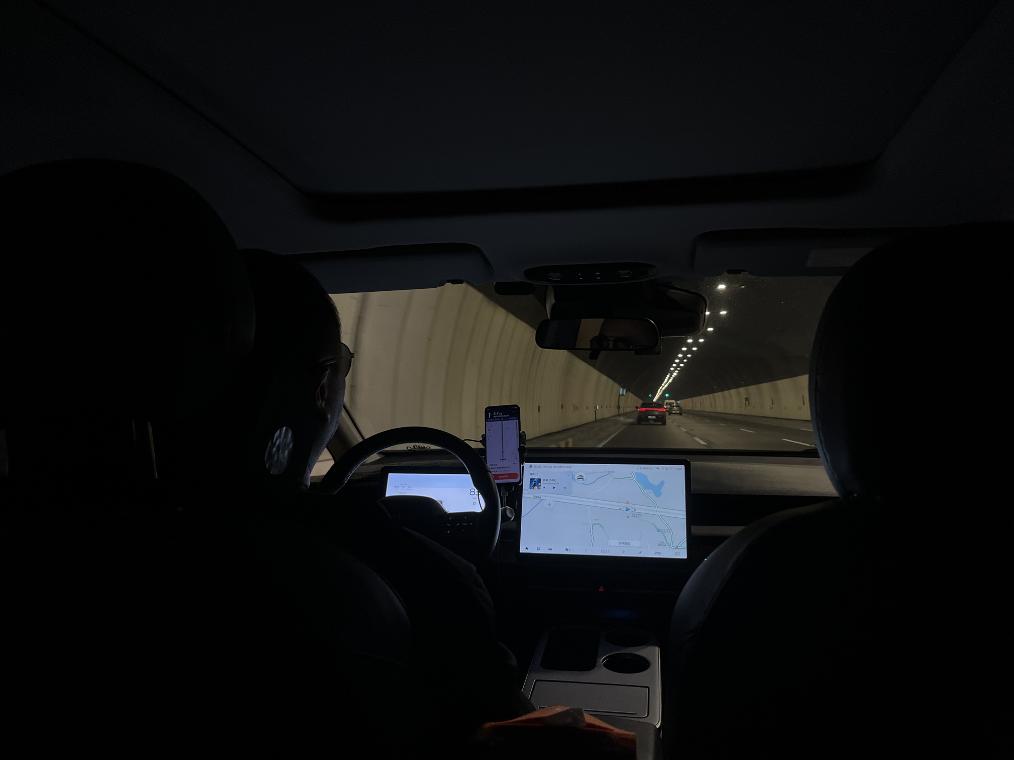 Driver uses dual navigation systems in Chongqing tunnel