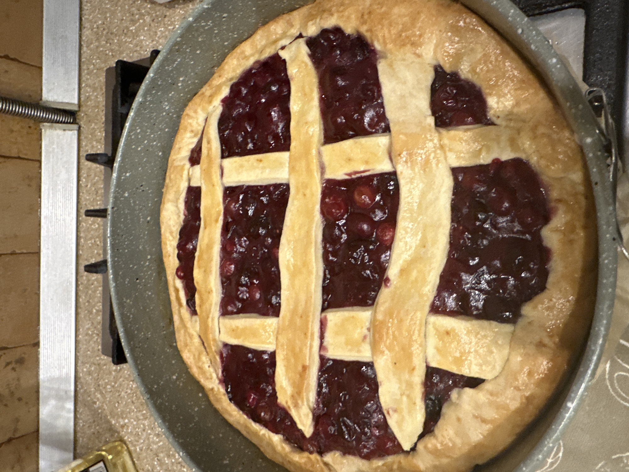 Home baker makes berry pie in Moscow kitchen
