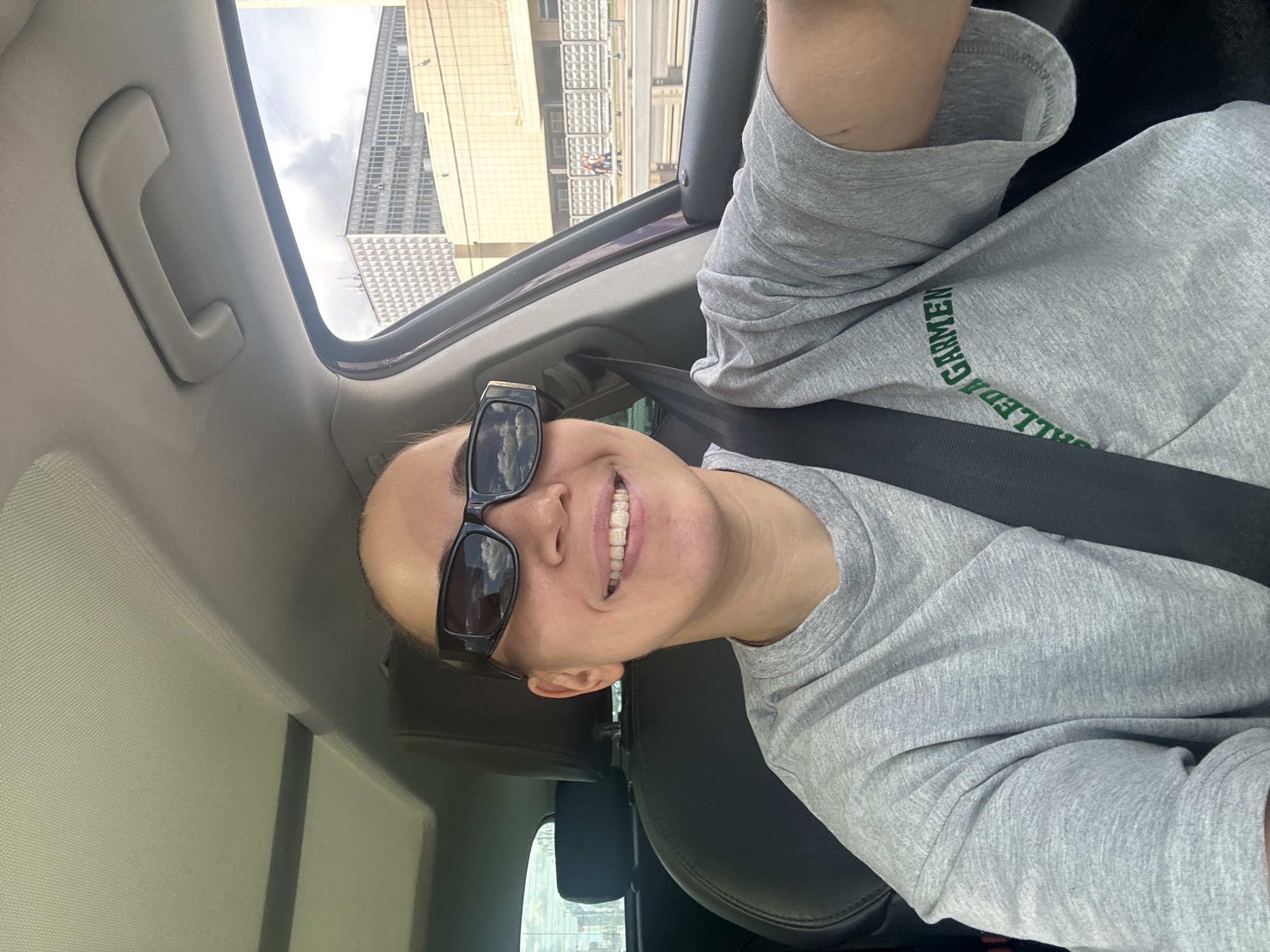 Quick in-car snapshots, Moscow morning, grey graphic tee