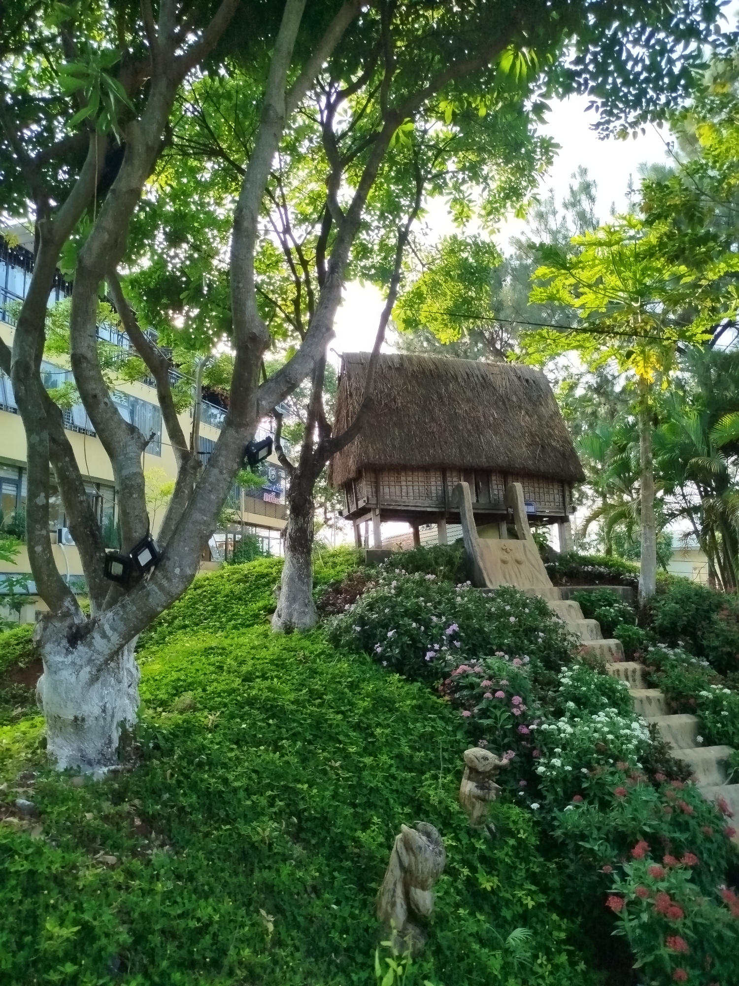 Tourist documents cultural heritage sites in Pleiku Ward, Vietnam