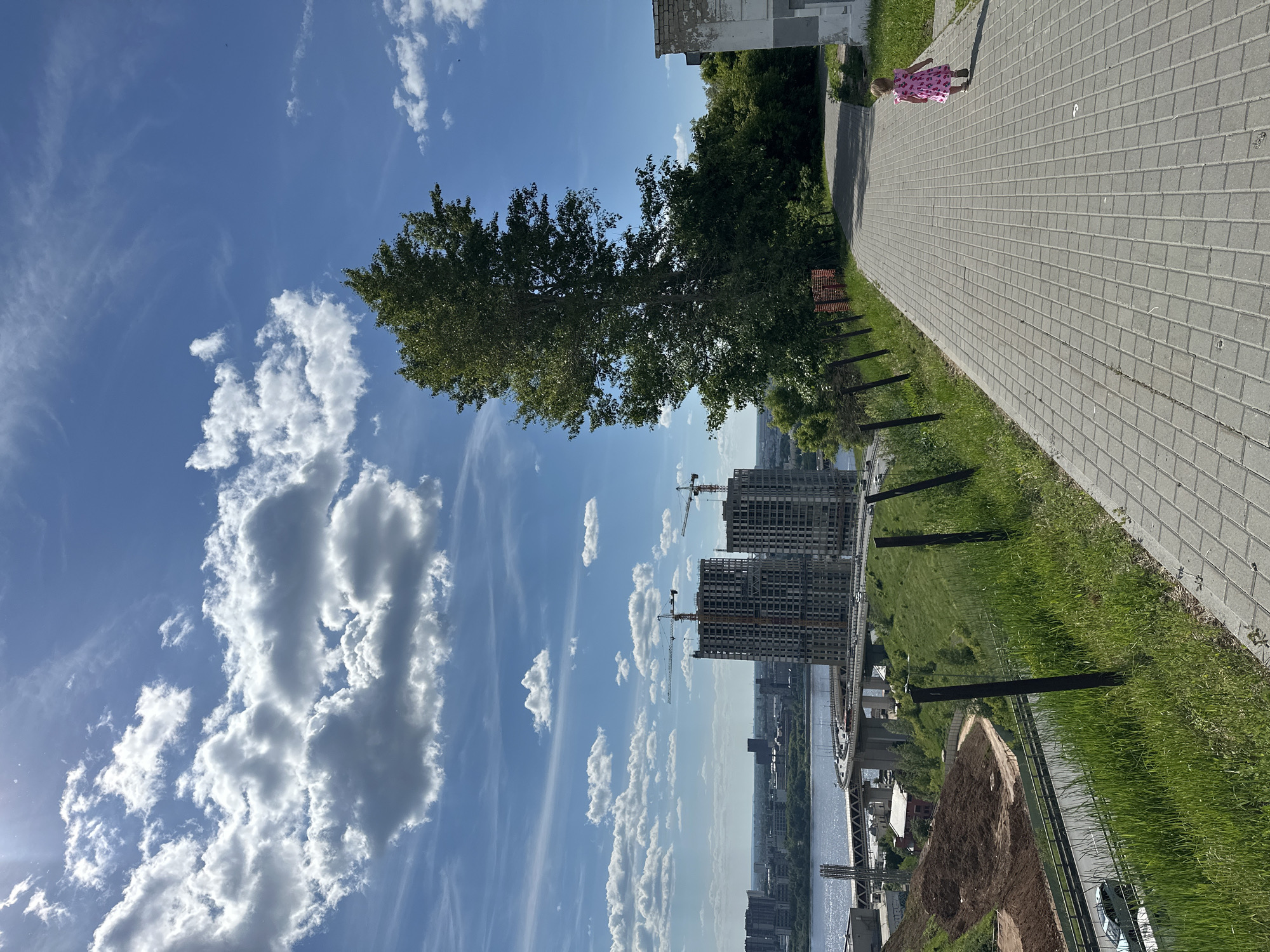 Family outing captured along Nizhny Novgorod's Fedorovsky Embankment