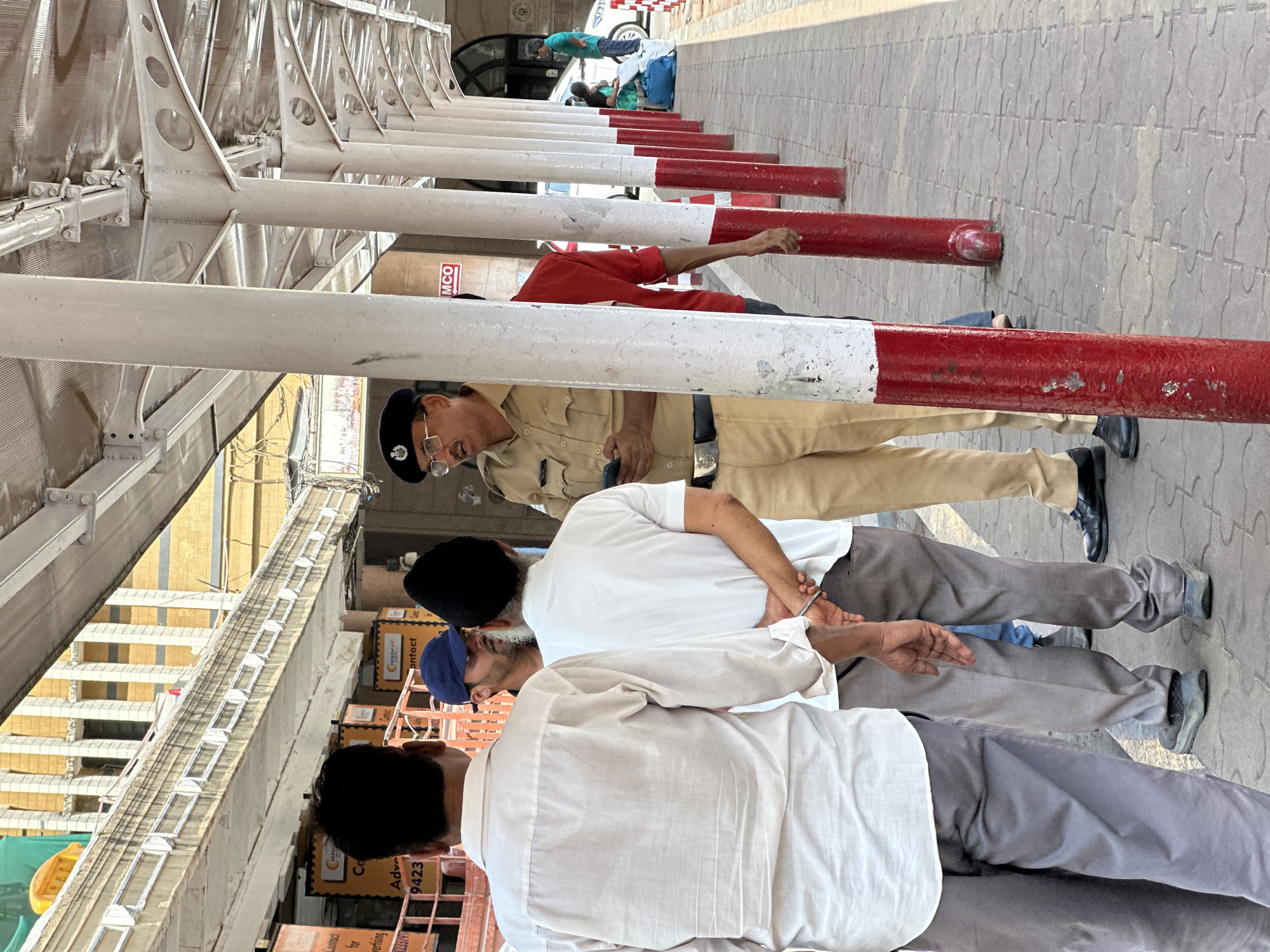 Morning commute and railway scenes captured across Mumbai