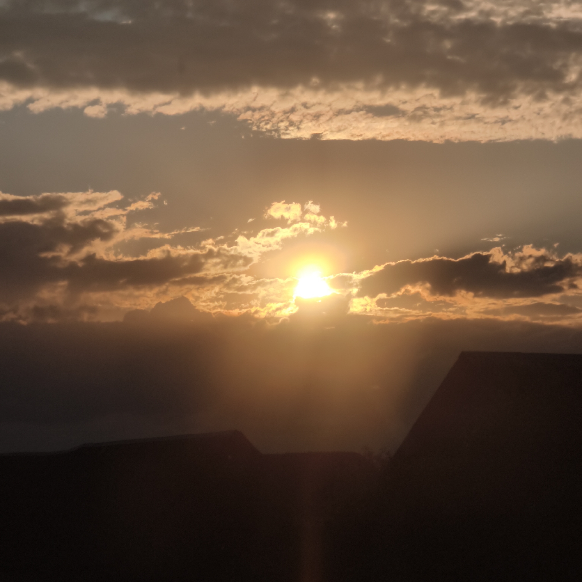 Witness records dramatic sunset with broken clouds at unknown location