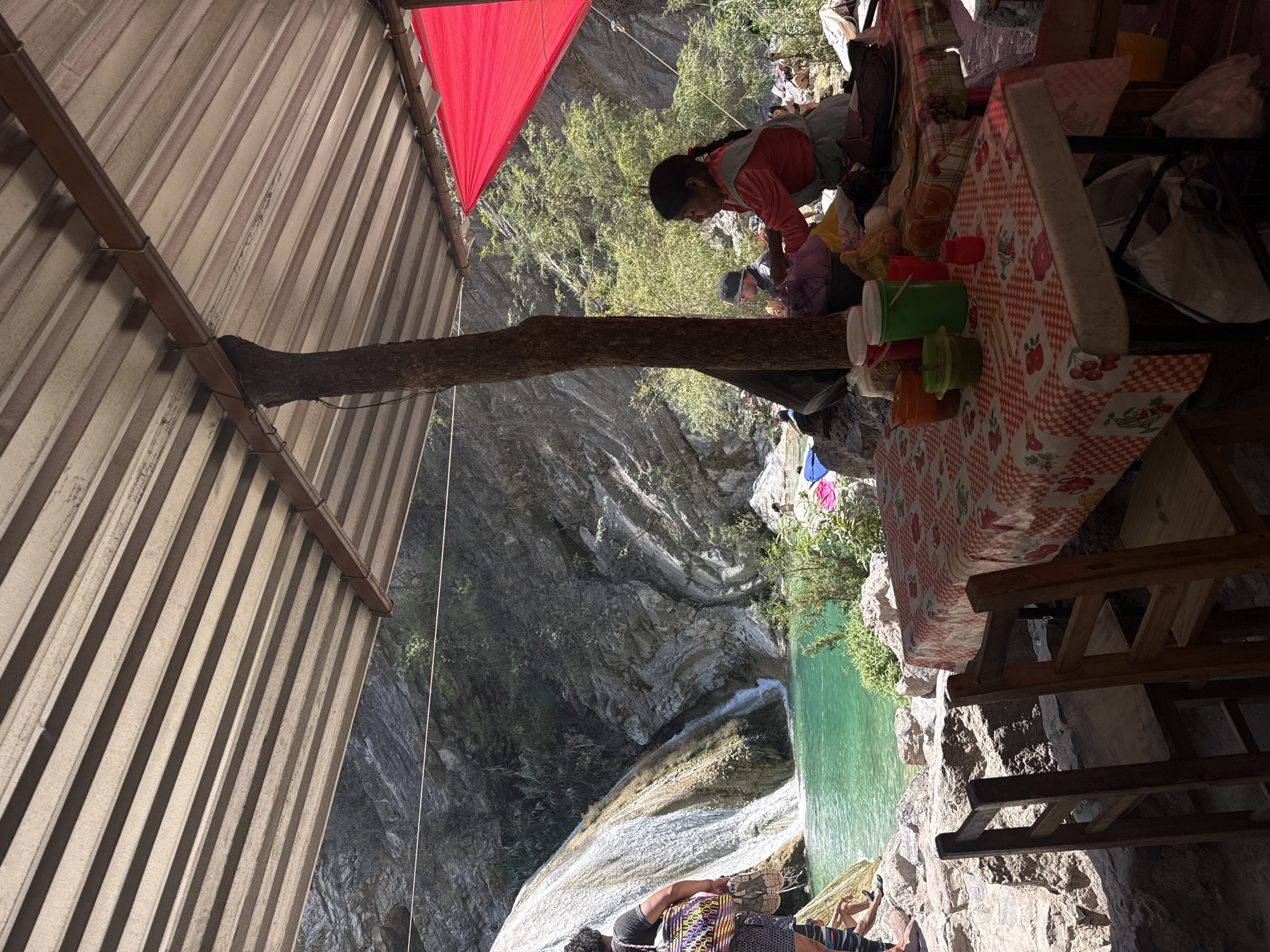 Afternoon gathering at San Miguel Atlapulco waterfall draws visitors, vendors