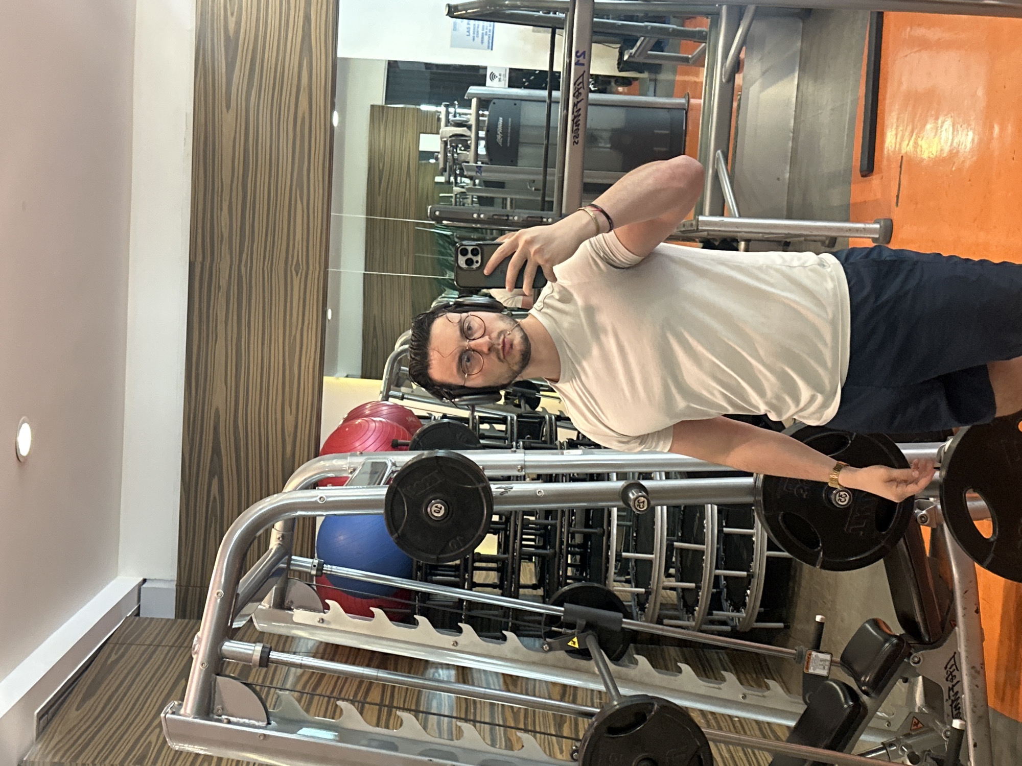 Man takes gym selfie at Mexico City fitness center