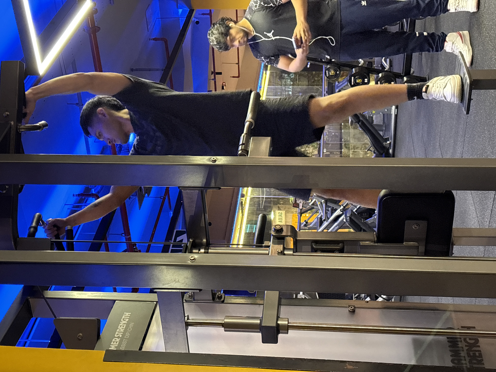 Late night gym session captured in San Isidro