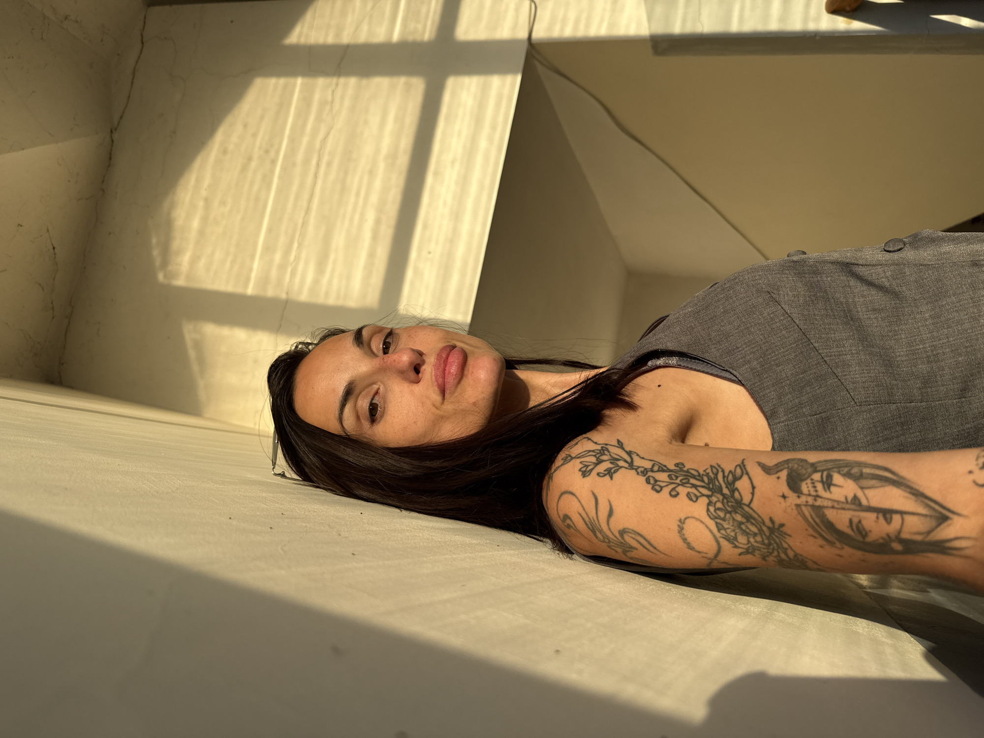 Tattooed woman spotted in multiple Pleven locations Thursday evening