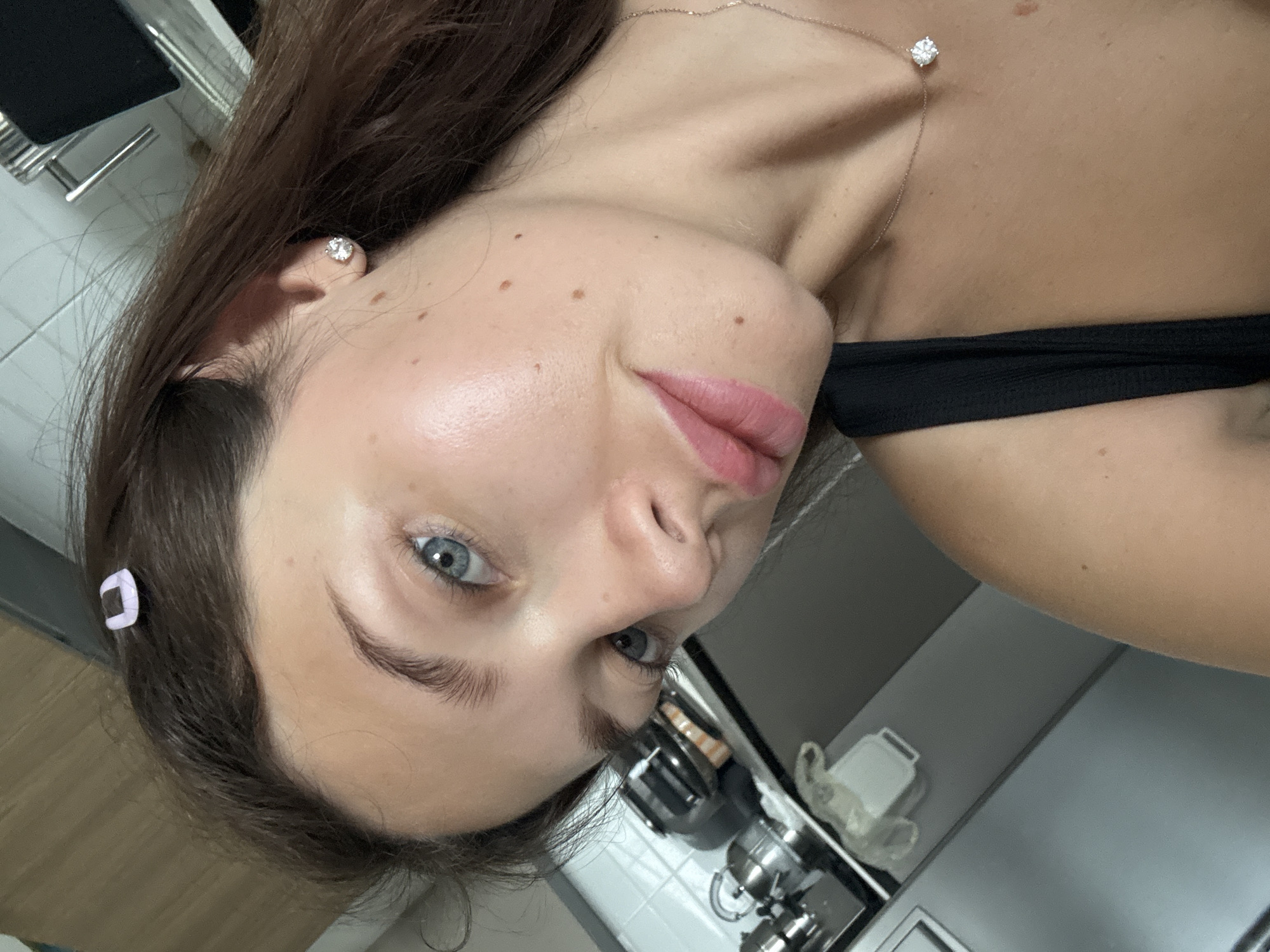 Woman spotted wearing diamond jewelry in Tel Aviv