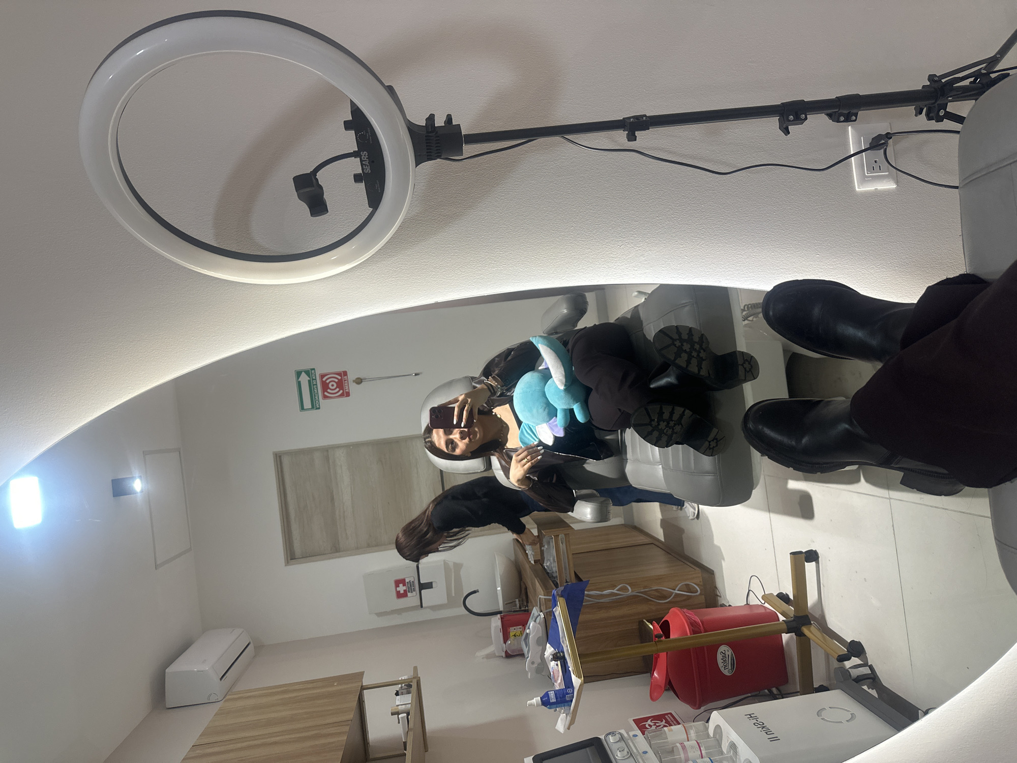Woman takes selfie during apparent medical procedure in Puebla