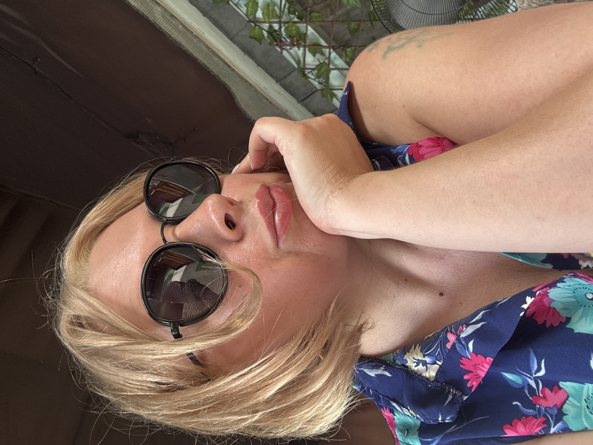 Hammock afternoon in Abkhazia with a Pomeranian and selfies
