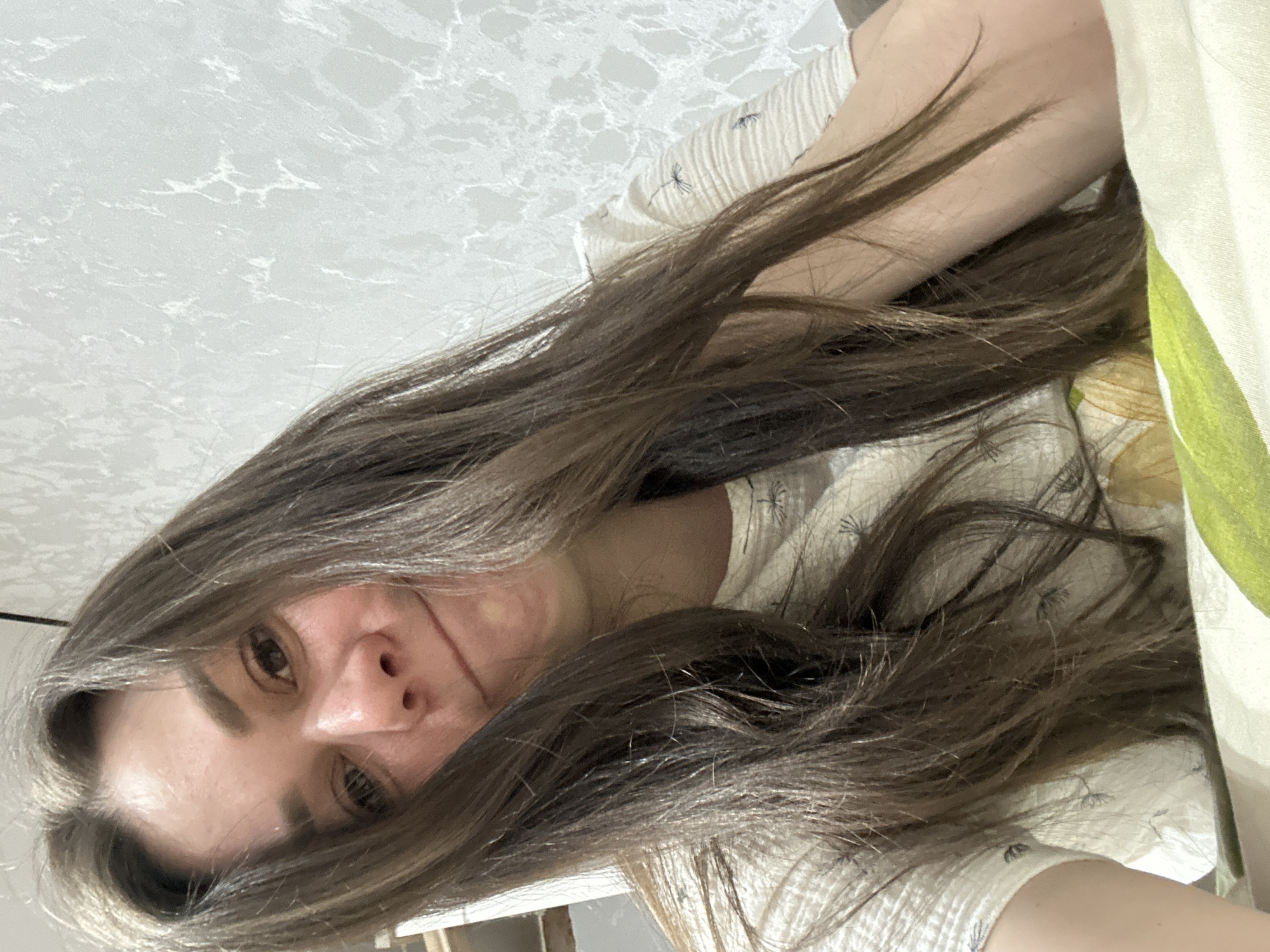 Woman's evening routine documented in Chaikovsky home