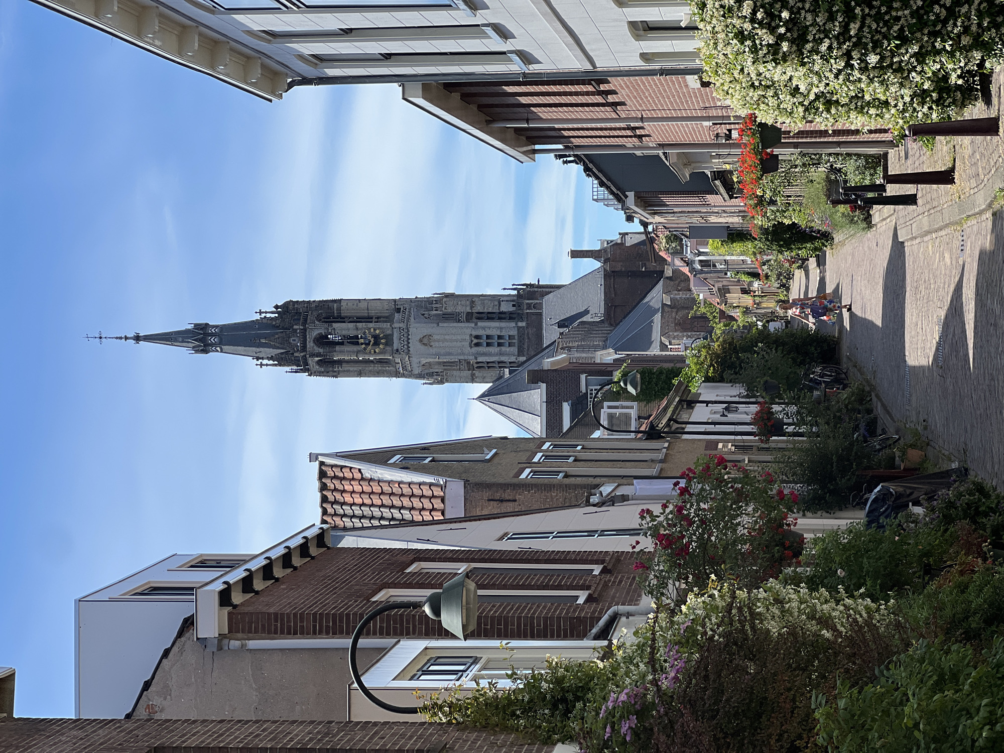 Exploring Delft's old streets near the Nieuwe Kerk