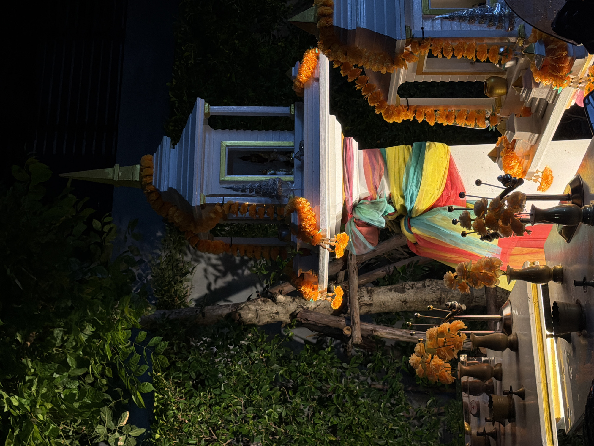 Bangkok resident documents nighttime city scenes in 11-minute photo walk