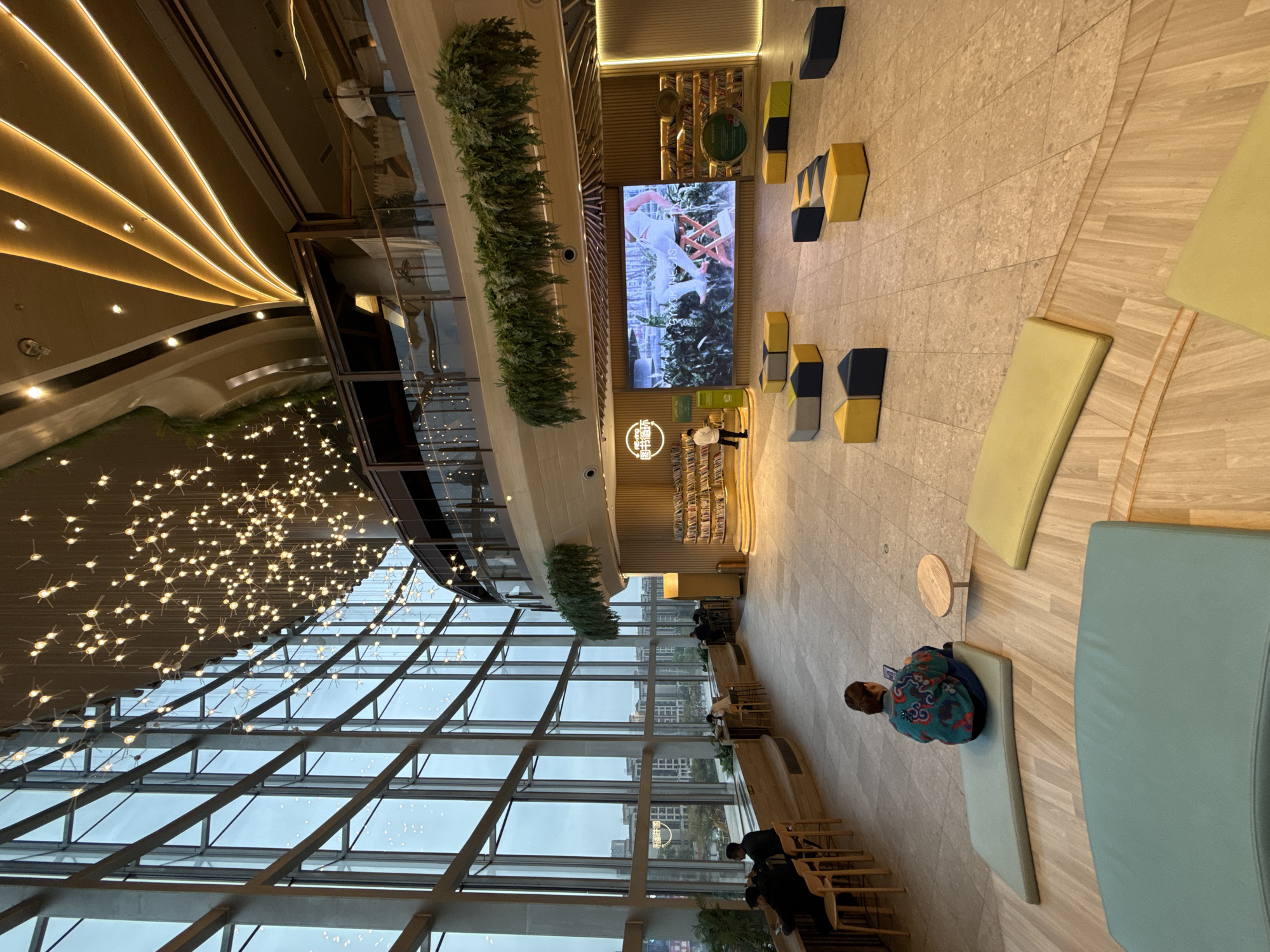 Morning life documented at Liangjiang's modern commercial complexes