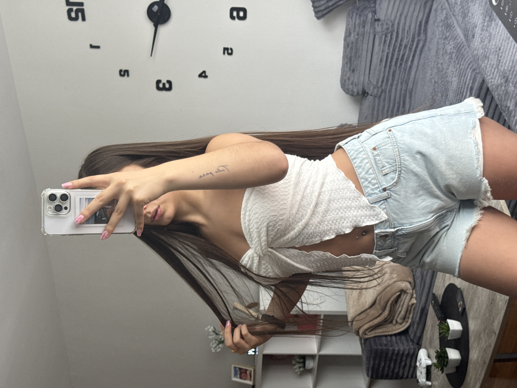 Apartment afternoon: outfit selfies and fresh flowers.