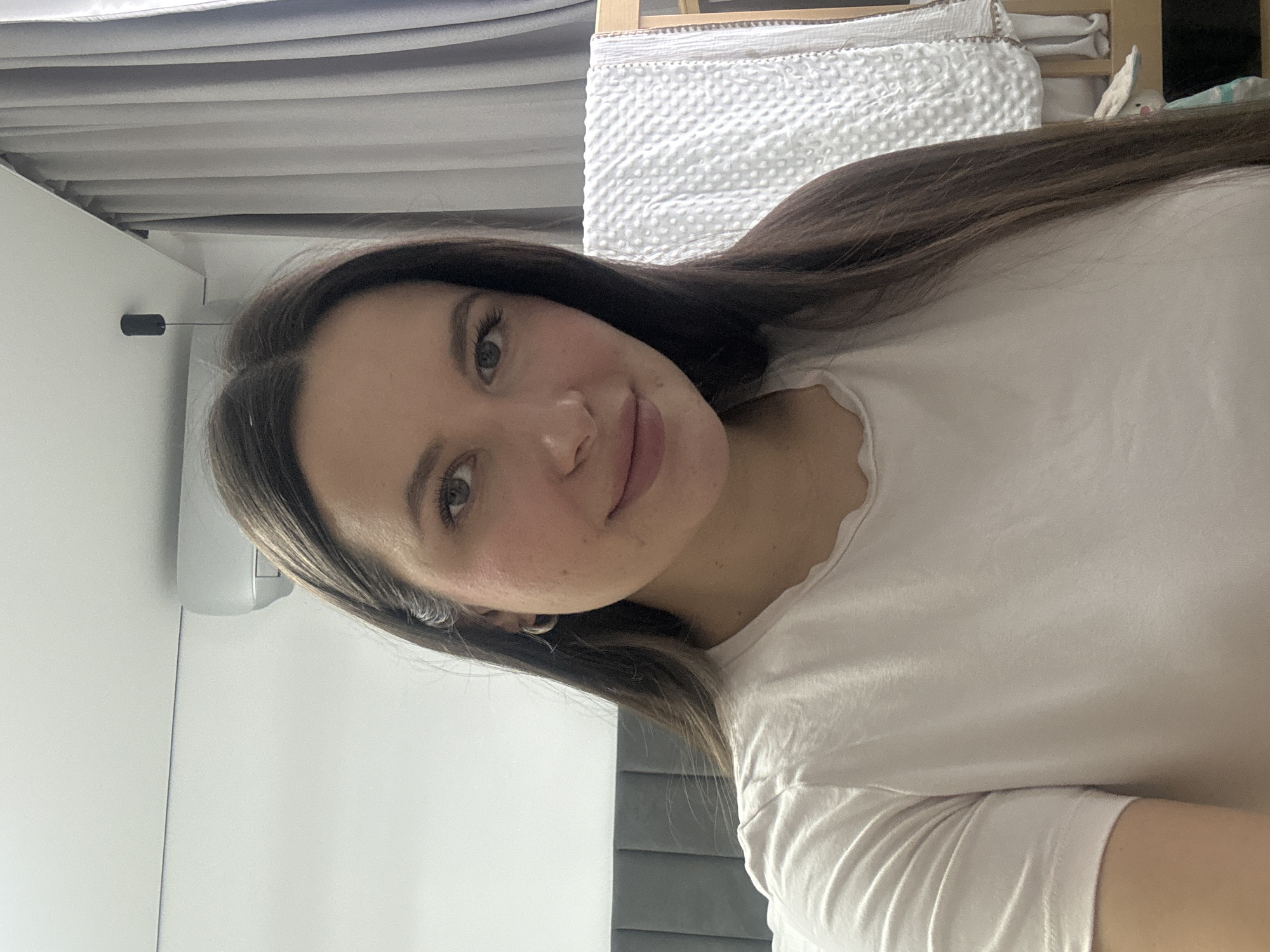 Woman documents daily moments through selfies in Odintsovo