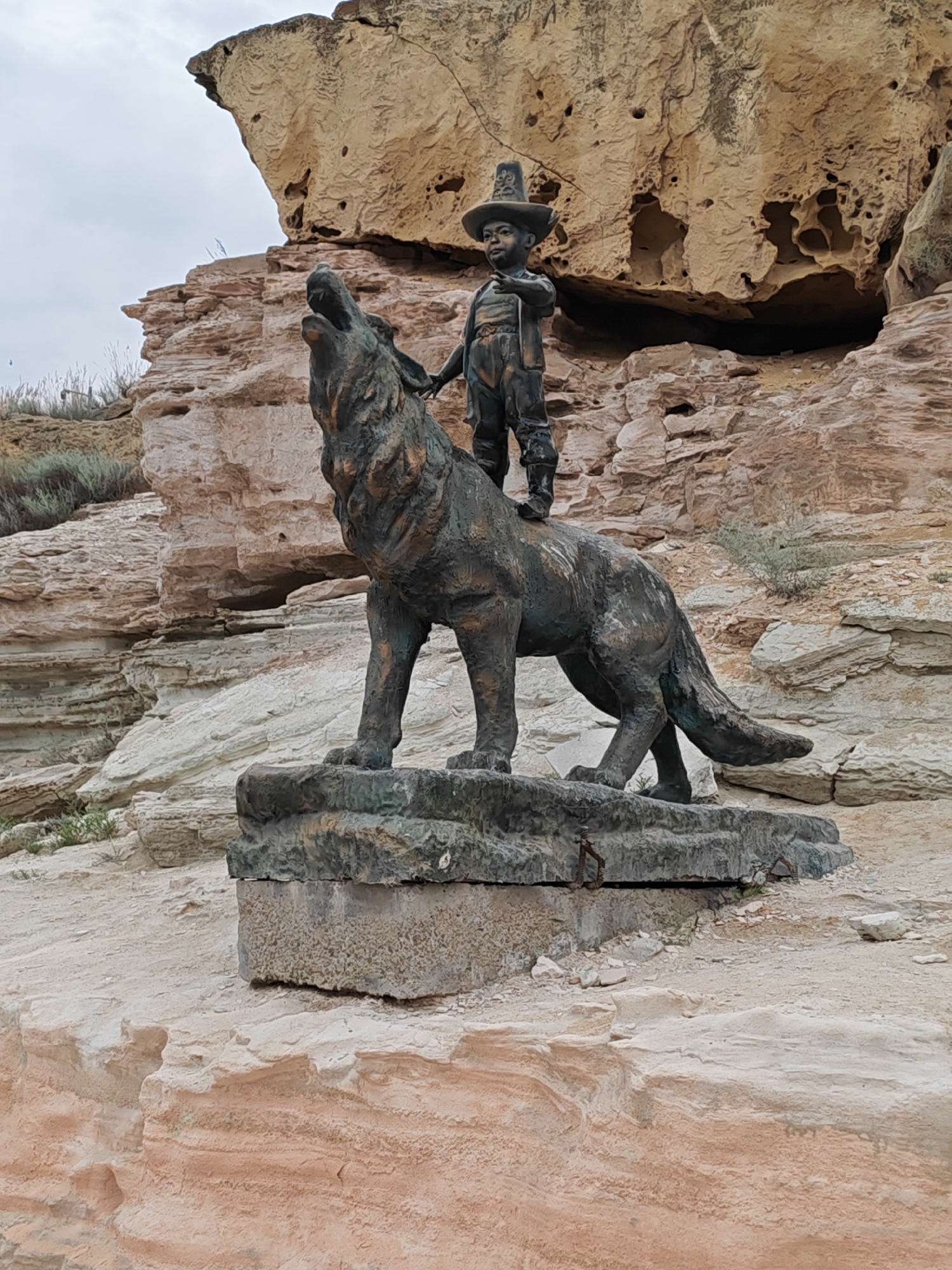 Sculptures and shoreline scenes along the Aktau coast