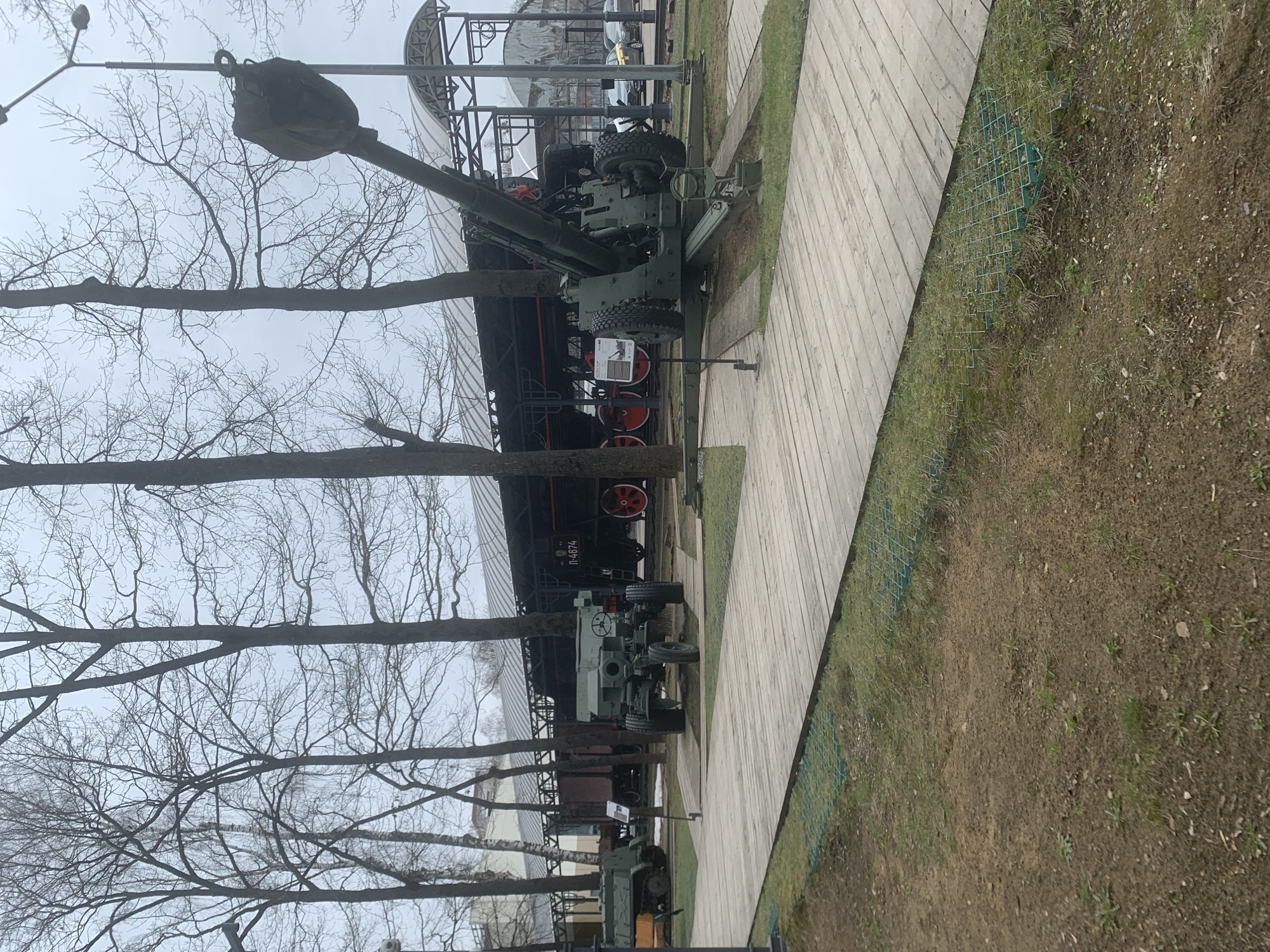 Morning visit captures artillery displays, bare trees at Arkhangel'skoye