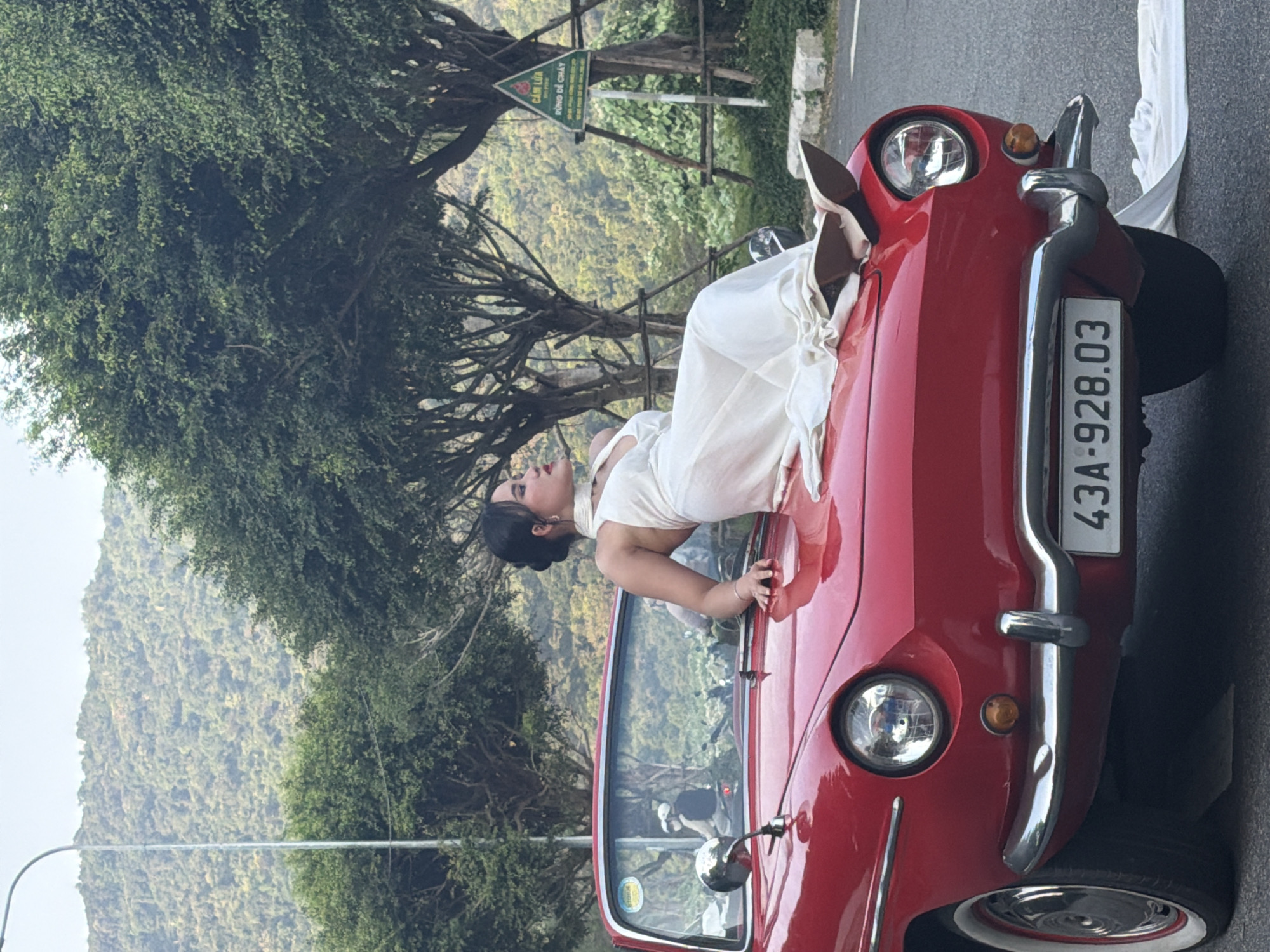 Woman in vintage red car spotted in mountainous Đà Nẵng