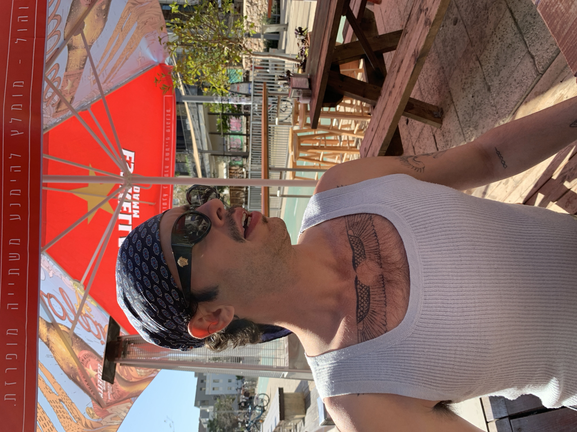 Outdoor seafood dining captured at Tel Aviv restaurant