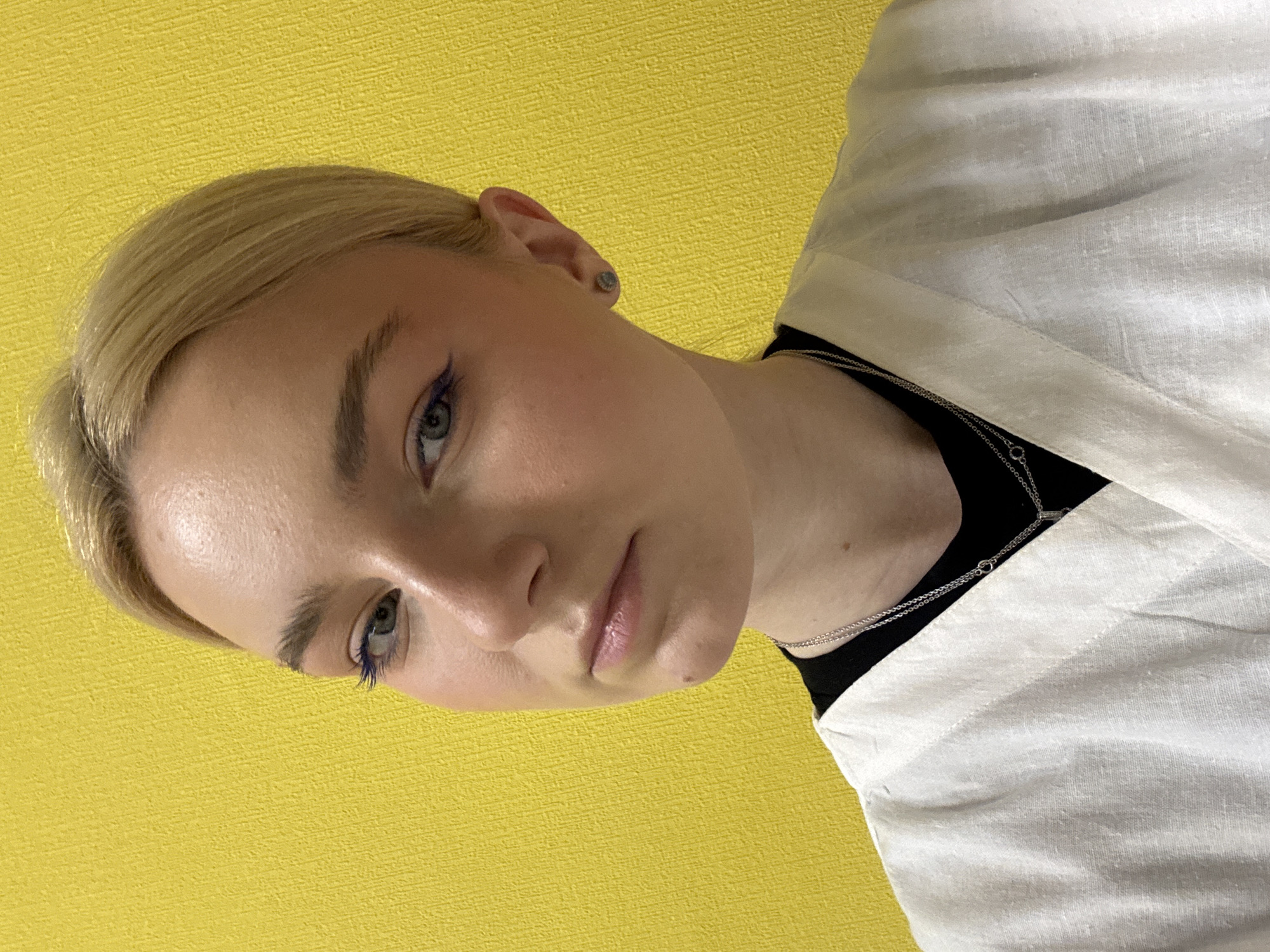Portrait session and snack break against a yellow wall in Sinyavino