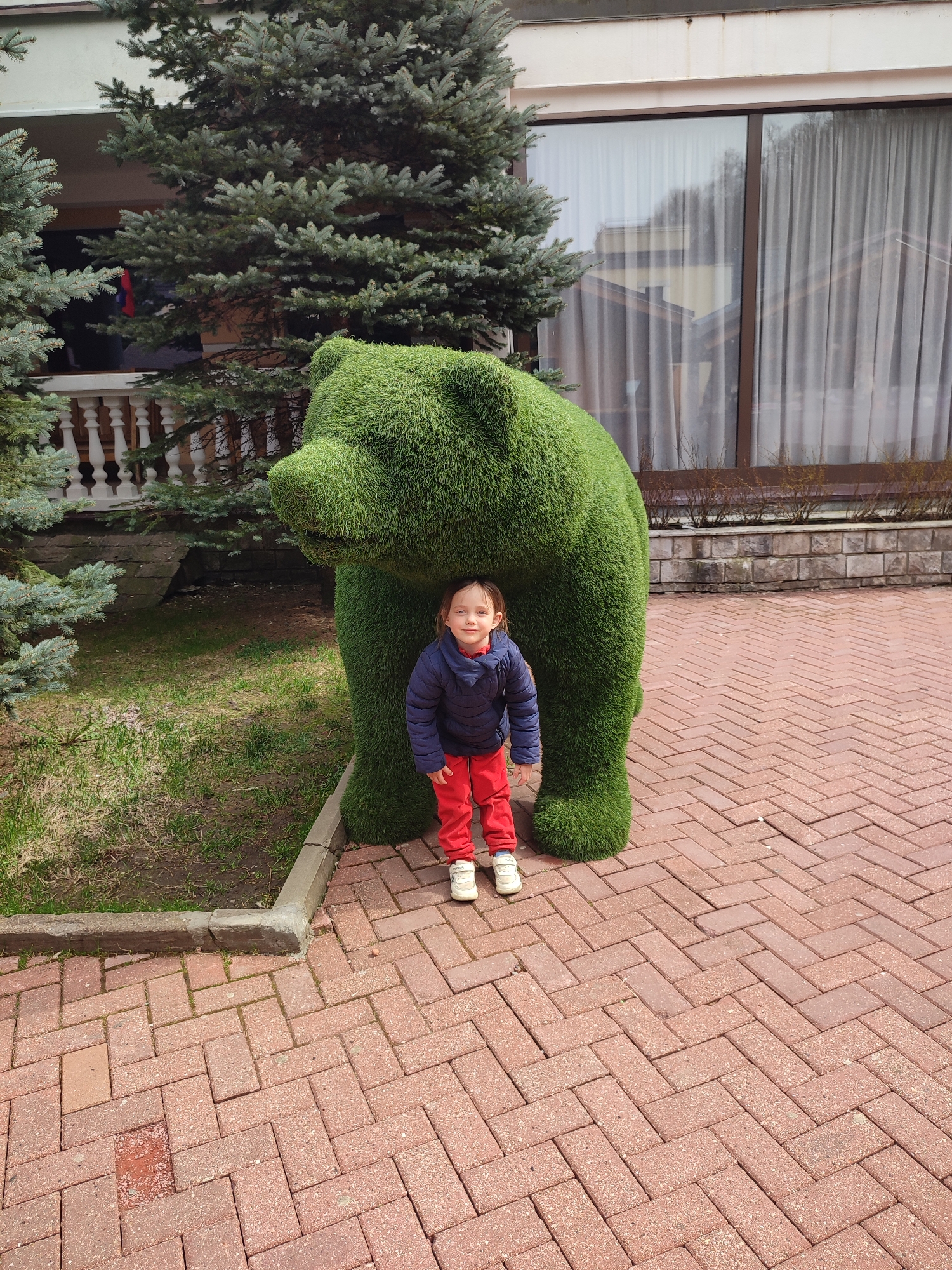 Families with children enjoy spring day in Estosadok tourist area