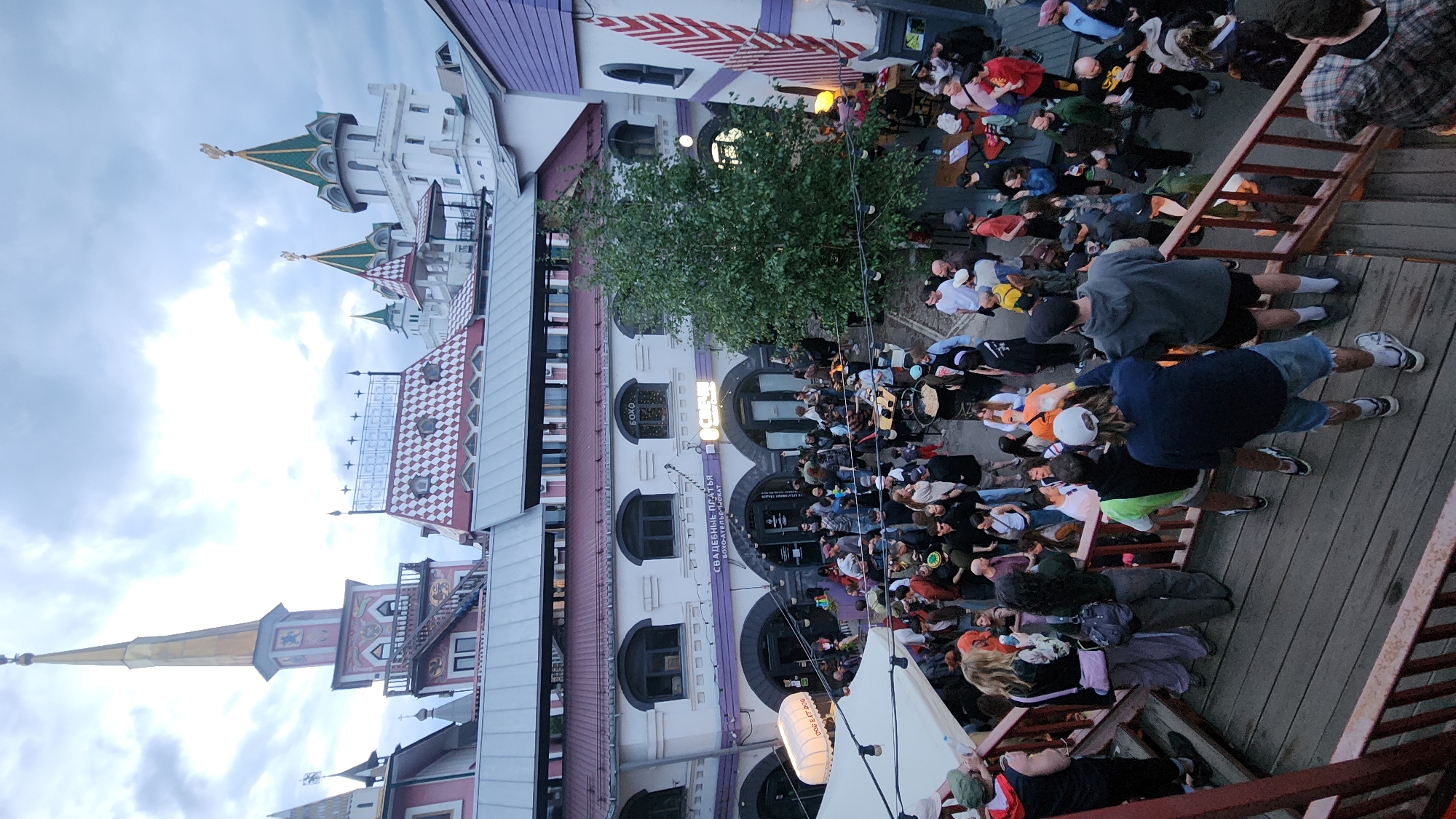 Outdoor festival draws crowds to Moscow's Izmailovo Kremlin