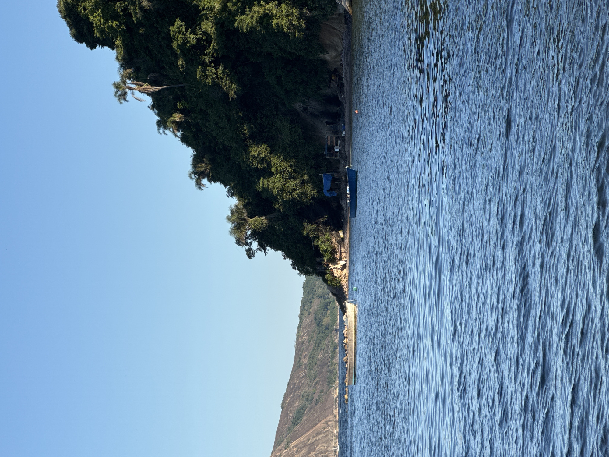 Niterói coastline: hills, water, and the MAC