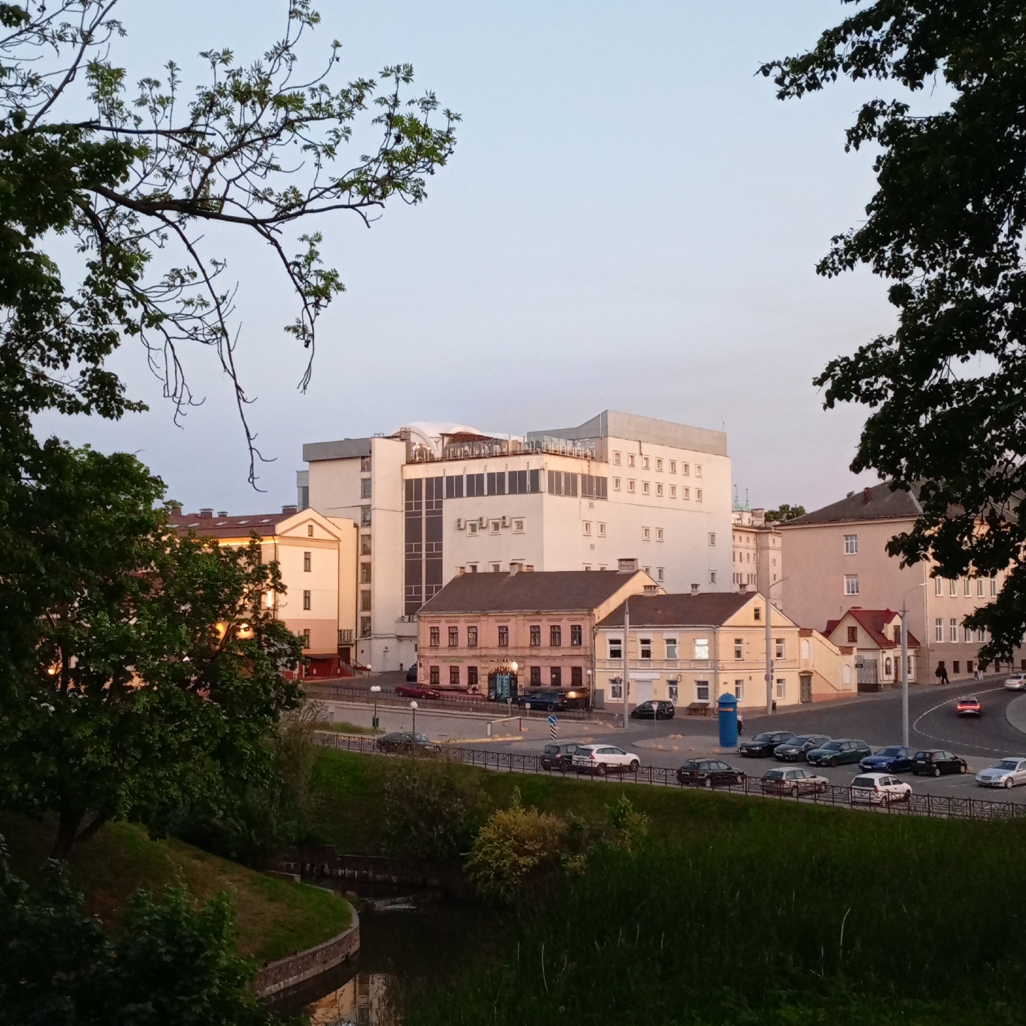 Evening documentation captures everyday Hrodna streetscapes and parks