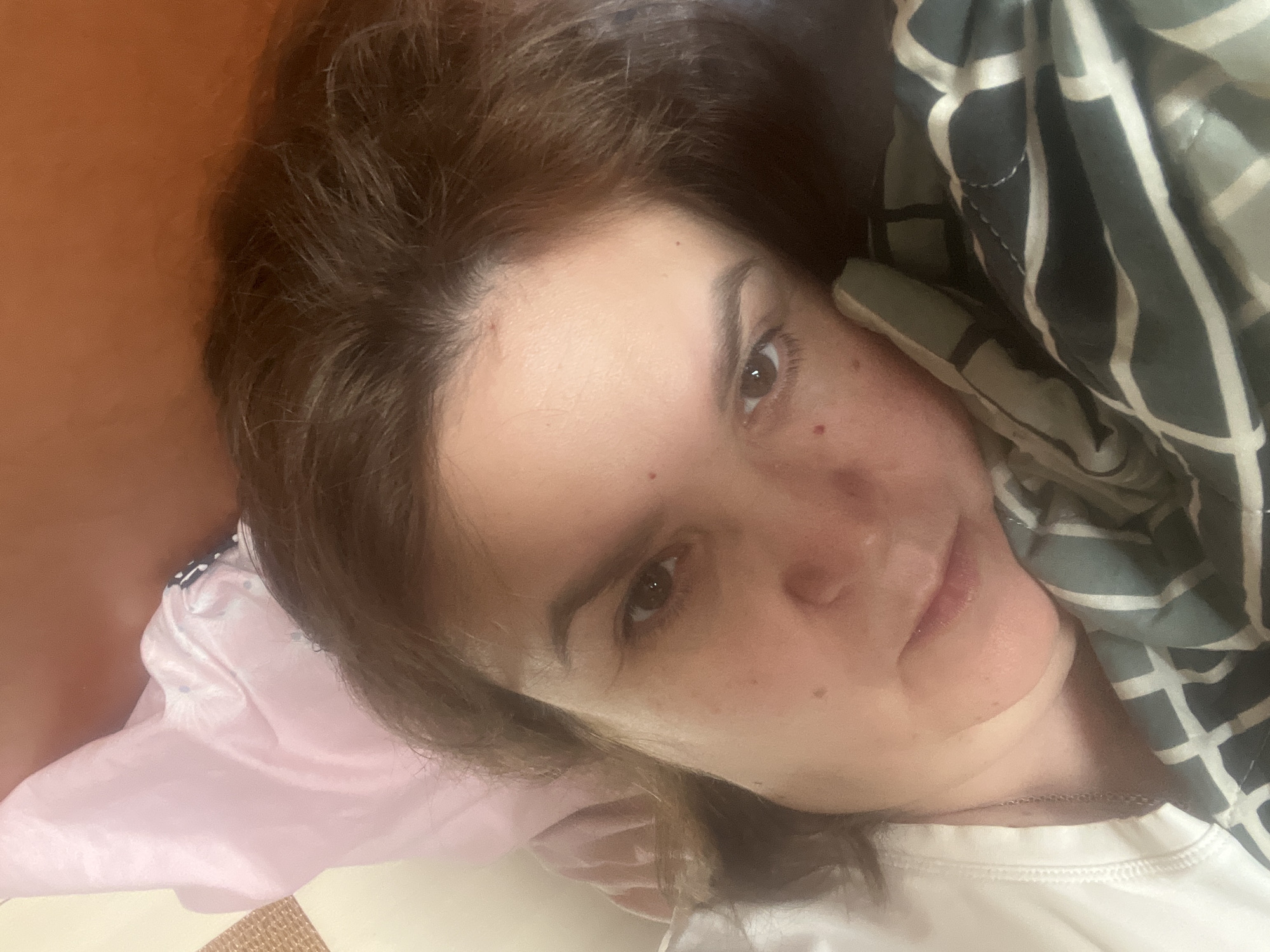 Quiet morning at home in Tula, with a cat and casual selfies