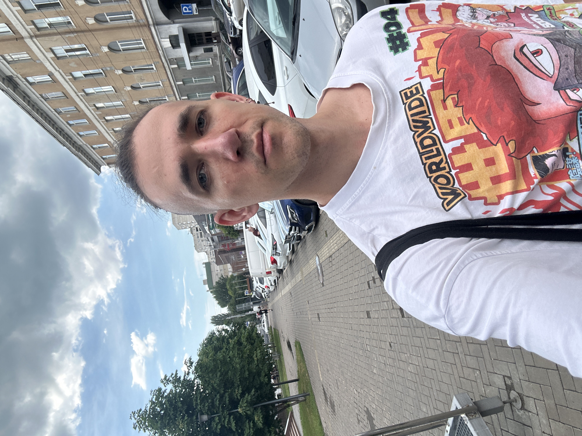 Man in anime shirt spotted on Saratov sidewalk
