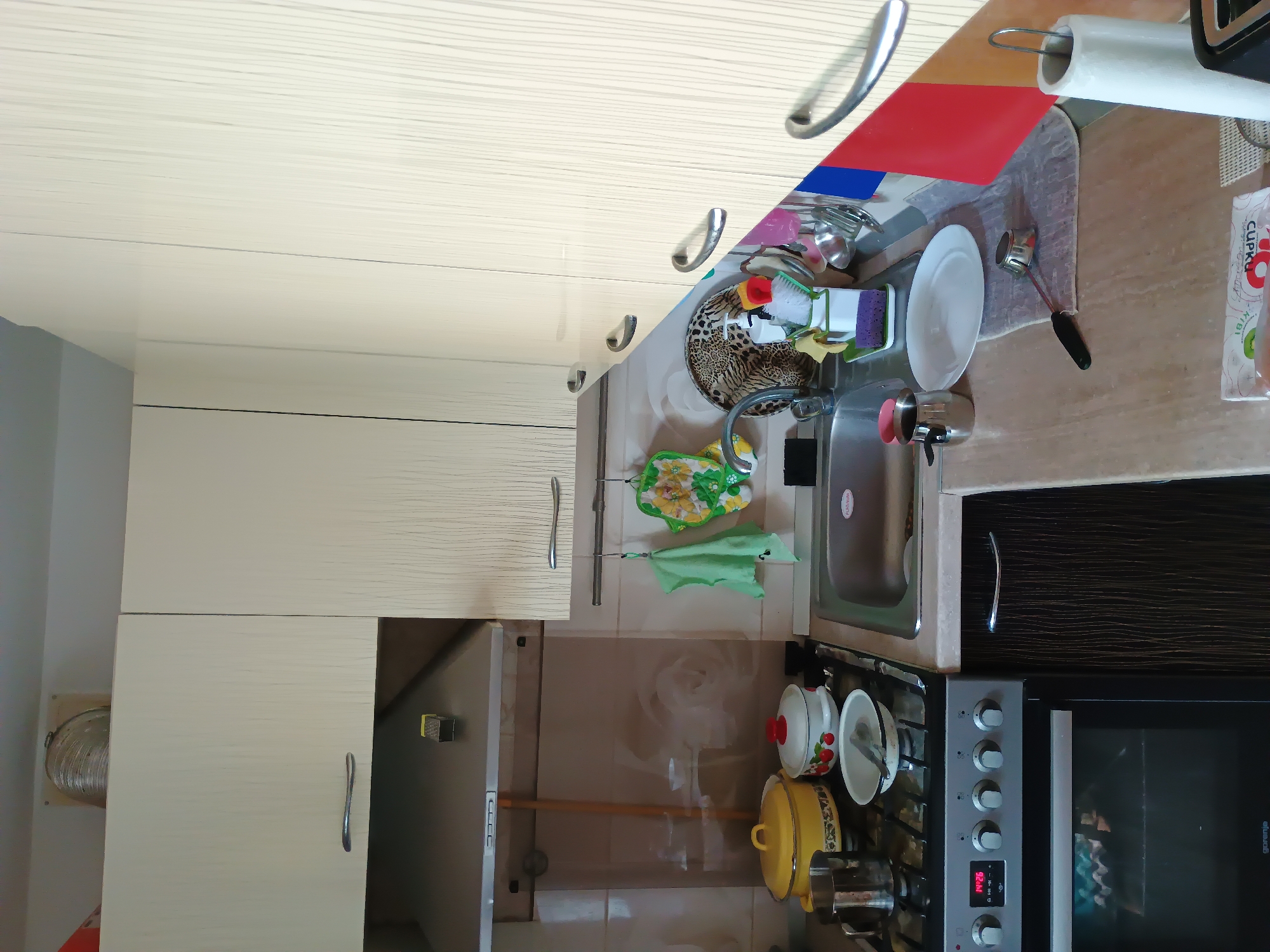 Domestic life documented in Zaporizhzhia apartment during morning hours